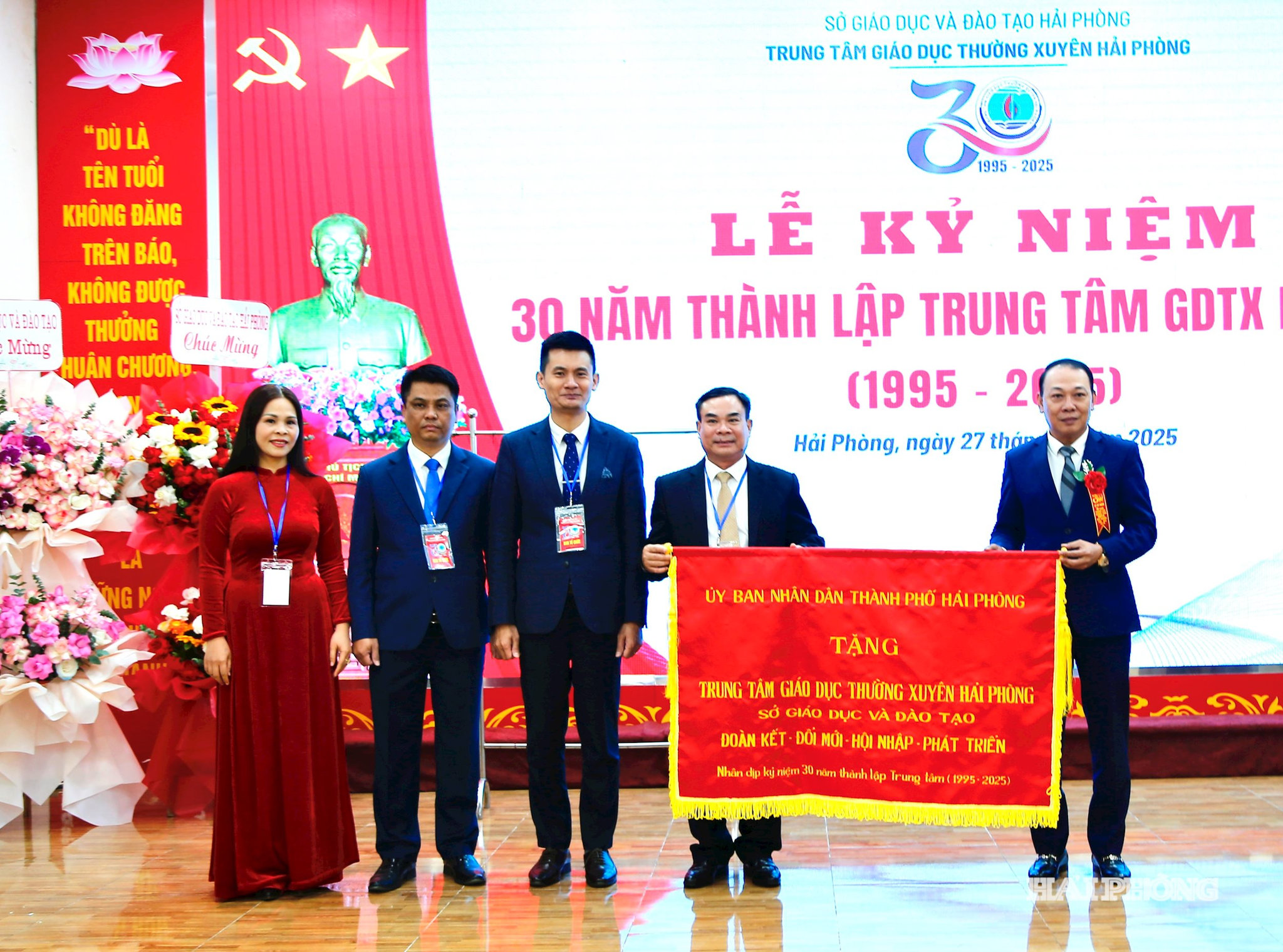 Lãnh đạo Sở Giáo dục và Đào tạo trao bức trướng của UBND thành phố tặng Trung tâm Giáo dục thường xuyên Hải Phòng.