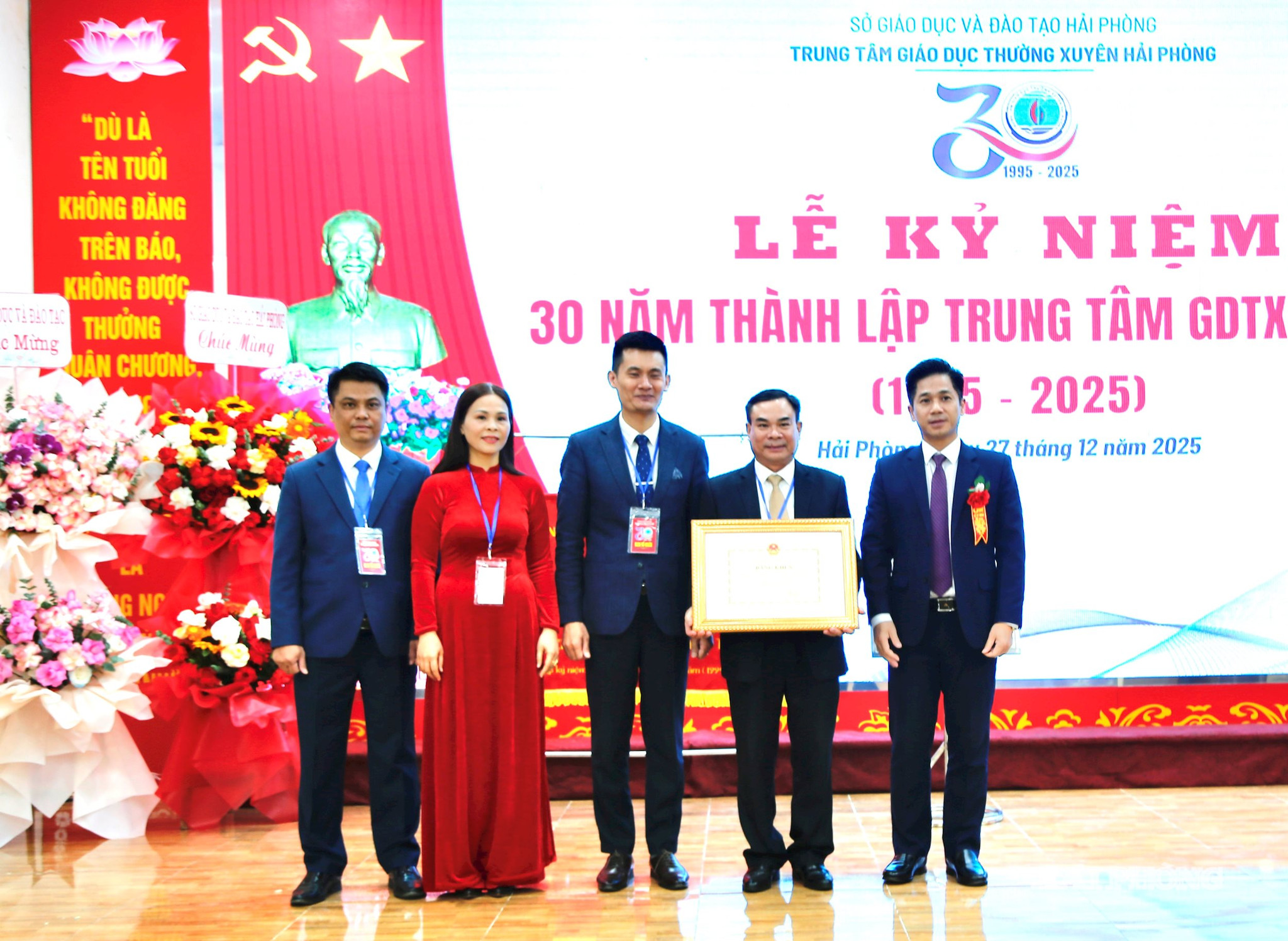 Lãnh đạo Bộ Giáo dục và Đào tạo trao bằng khen tặng Trung tâm Giáo dục thường xuyên Hải Phòng.