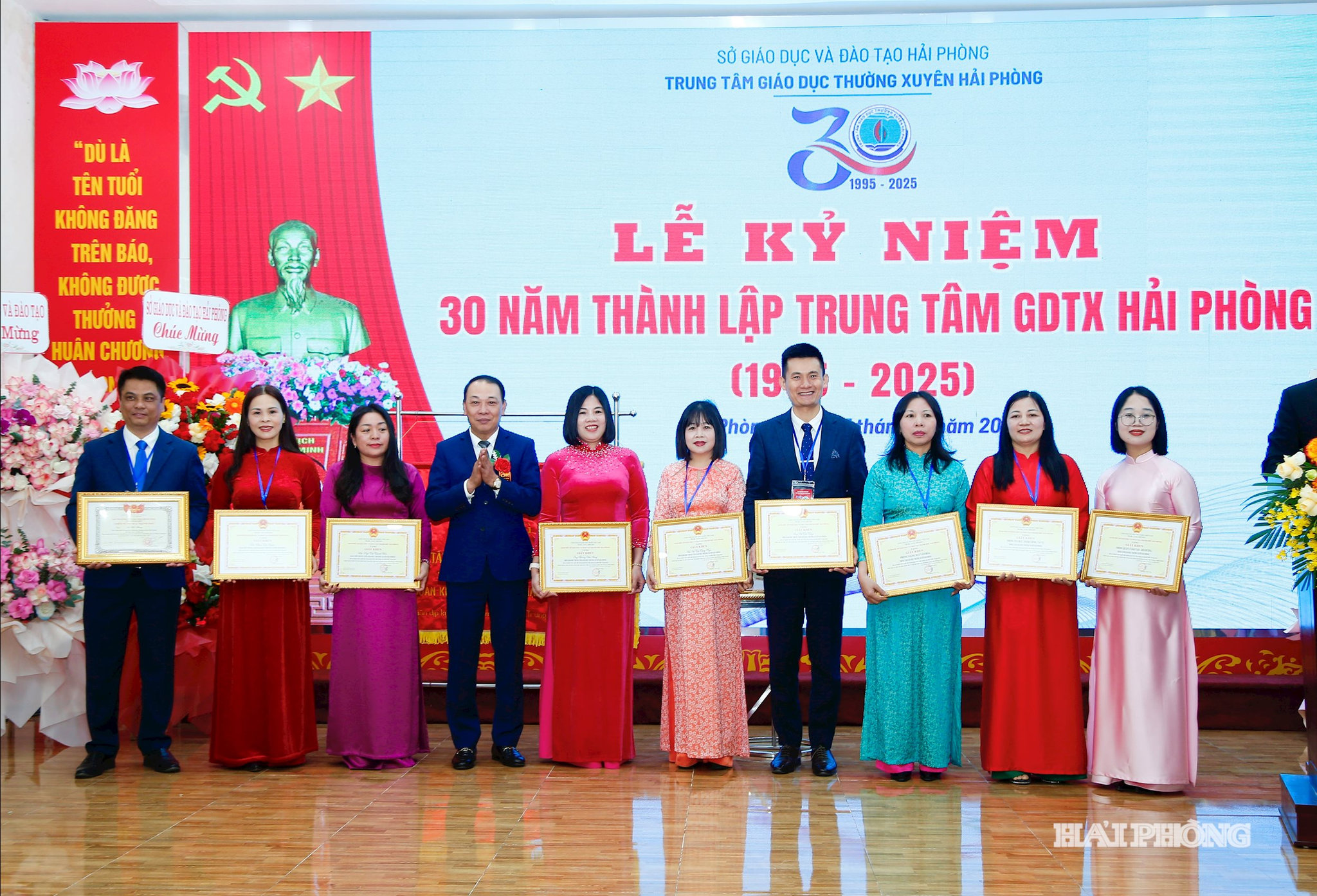 Lãnh đạo Sở Giáo dục và Đào tạo trao giấy khen tặng cá cá nhân có thành tích xuất sắc.
