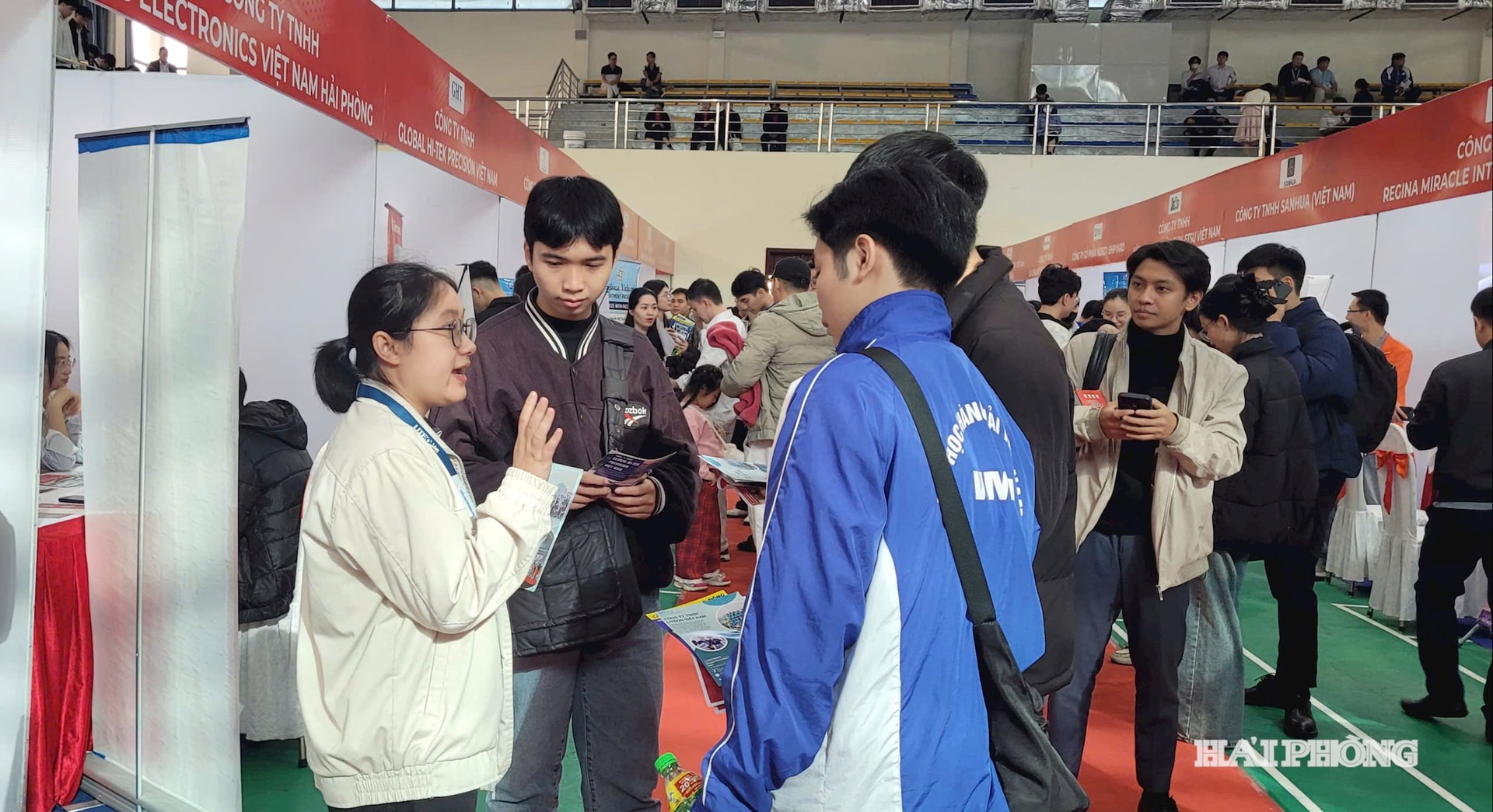 Sinh viên Đại học Hàng hải Việt Nam tìm hiểu thông tin doanh nghiệp tại các gian workshop công nghệ.