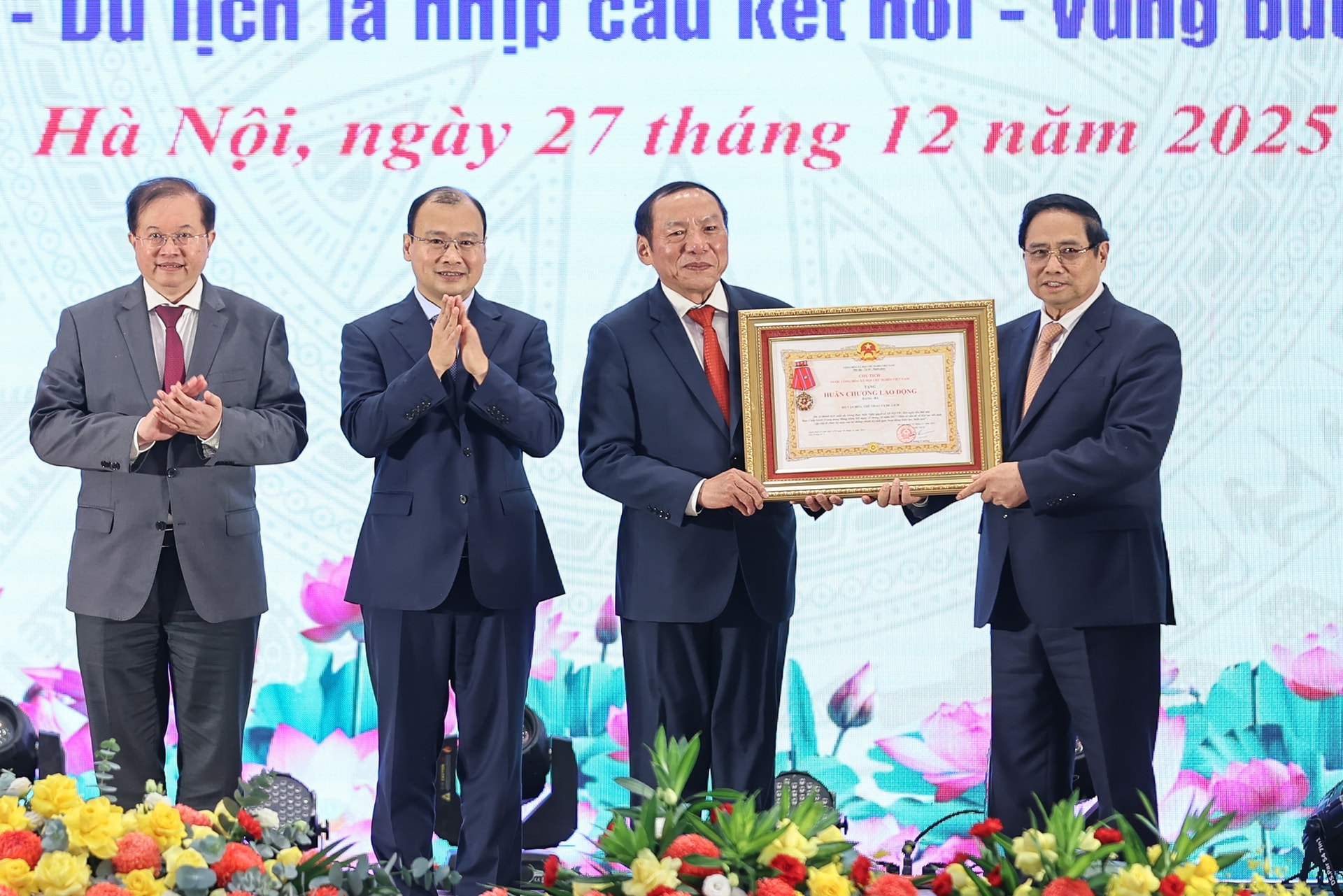thu-tuong-trao-huan-chuong.jpg