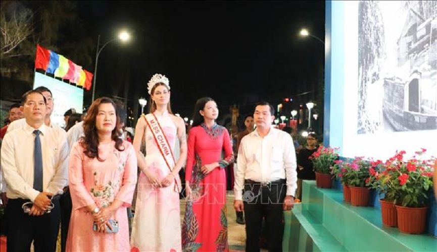 trien-lam-anh.png