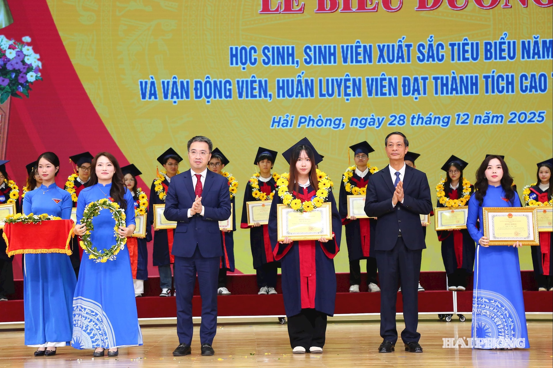 C&aacute;c đồng ch&iacute; Nguyễn Tường L&acirc;m B&iacute; thư BCH Trung ương Đo&agrave;n , Chủ tịch T.Ư Hội Thanh ni&ecirc;n Việt Nam; Đỗ Mạnh Hiến, Ph&oacute; b&iacute; thư Thường trực Th&agrave;nh ủy trao Bằng khen v&agrave; v&ograve;ng nguyệt quế tặng c&aacute;c học sinh đoạt giải nh&igrave;, giải ba Quốc gia năm học 2024-2025