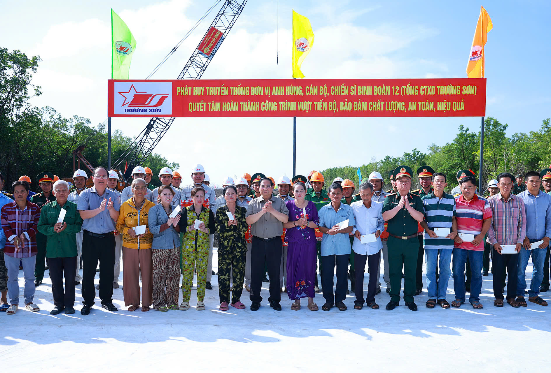 Thủ tướng kiểm tra, đôn đốc một số dự án hạ tầng chiến lược tại Cà Mau- Ảnh 6. Thủ tướng kiểm tra, đôn đốc một số dự án hạ tầng chiến lược tại Cà Mau- Ảnh 6.
