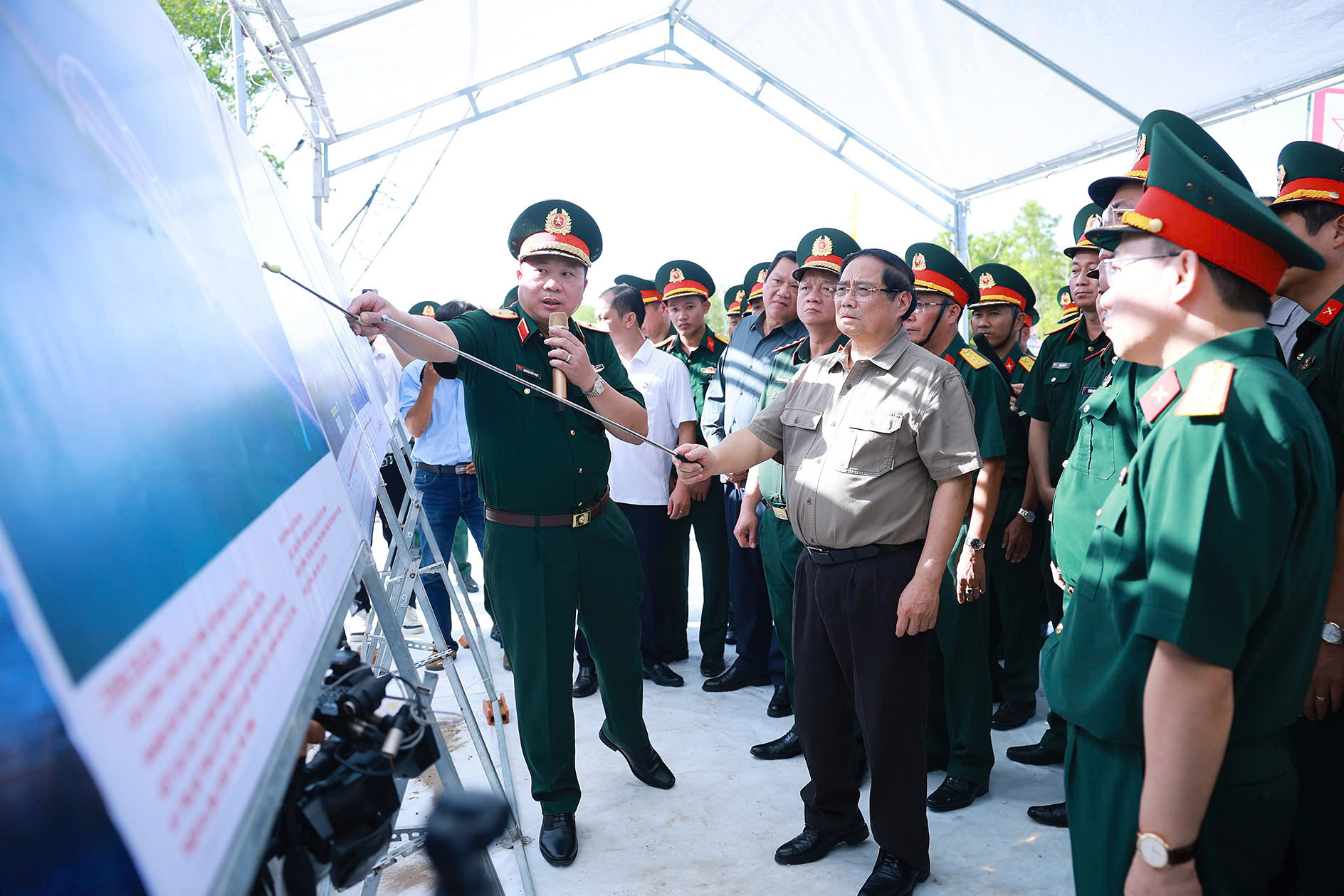 Thủ tướng kiểm tra, đôn đốc một số dự án hạ tầng chiến lược tại Cà Mau- Ảnh 3. Thủ tướng kiểm tra, đôn đốc một số dự án hạ tầng chiến lược tại Cà Mau- Ảnh 3.