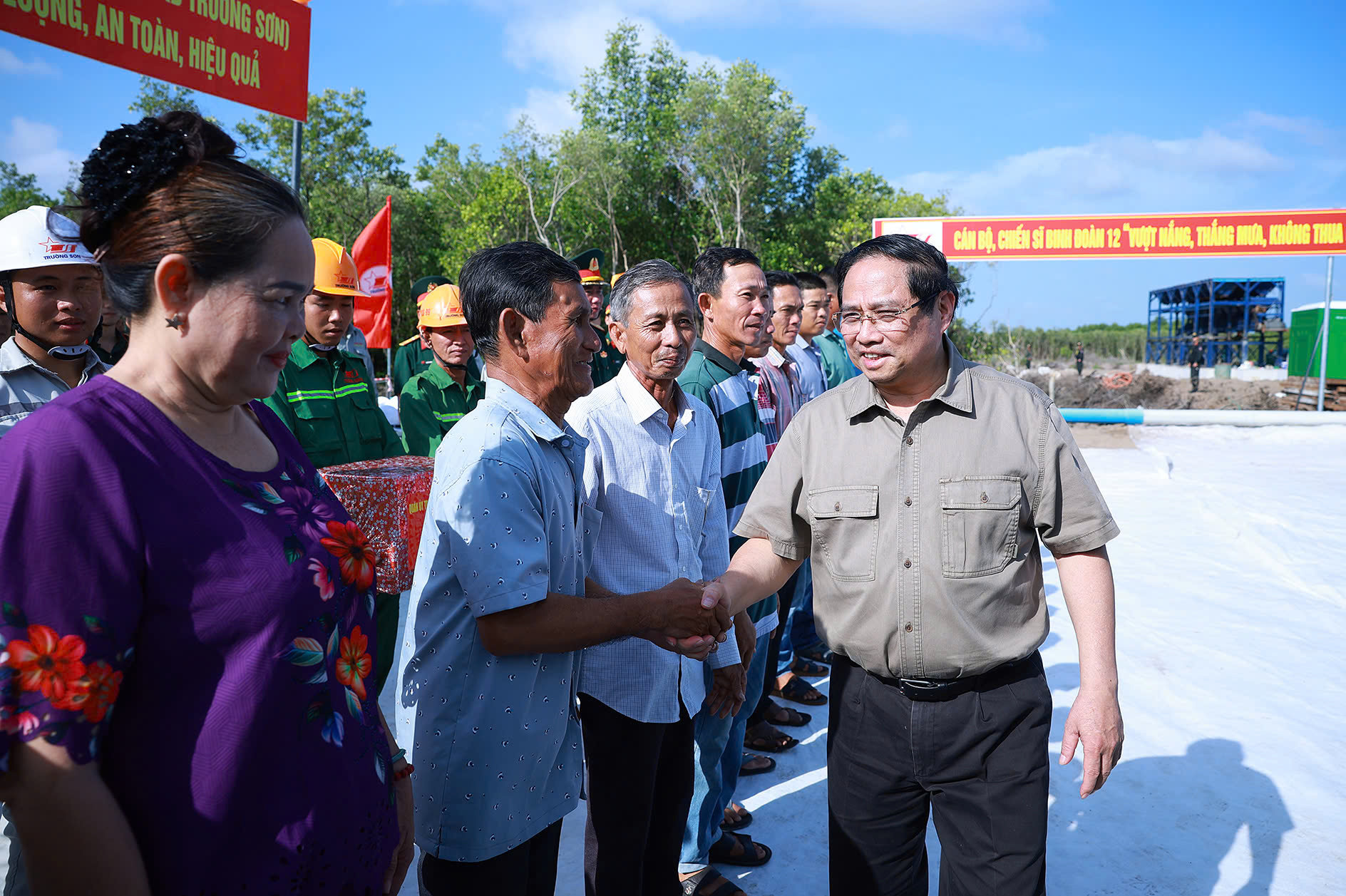 Thủ tướng kiểm tra, đôn đốc một số dự án hạ tầng chiến lược tại Cà Mau- Ảnh 4. Thủ tướng kiểm tra, đôn đốc một số dự án hạ tầng chiến lược tại Cà Mau- Ảnh 4.