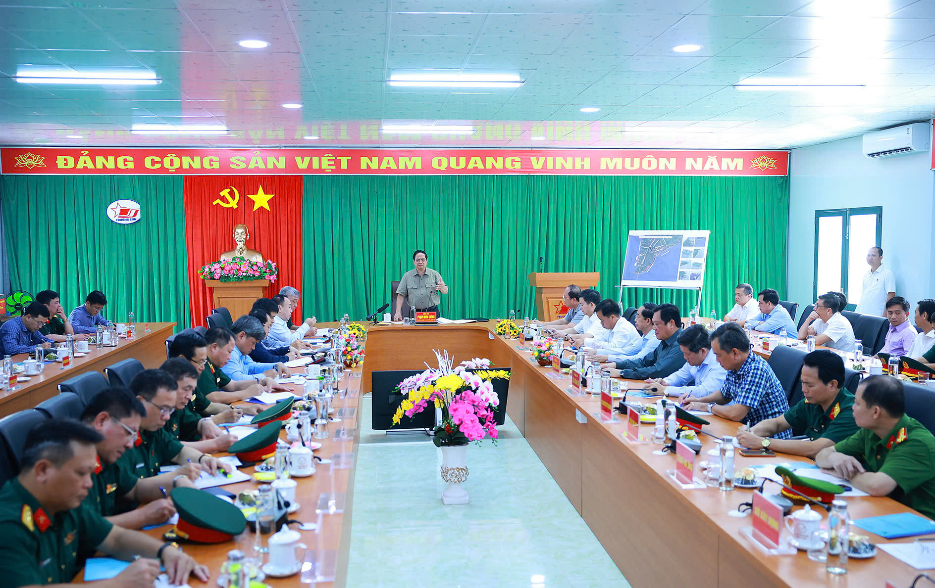 Thủ tướng kiểm tra, đôn đốc một số dự án hạ tầng chiến lược tại Cà Mau- Ảnh 8. Thủ tướng kiểm tra, đôn đốc một số dự án hạ tầng chiến lược tại Cà Mau- Ảnh 8.