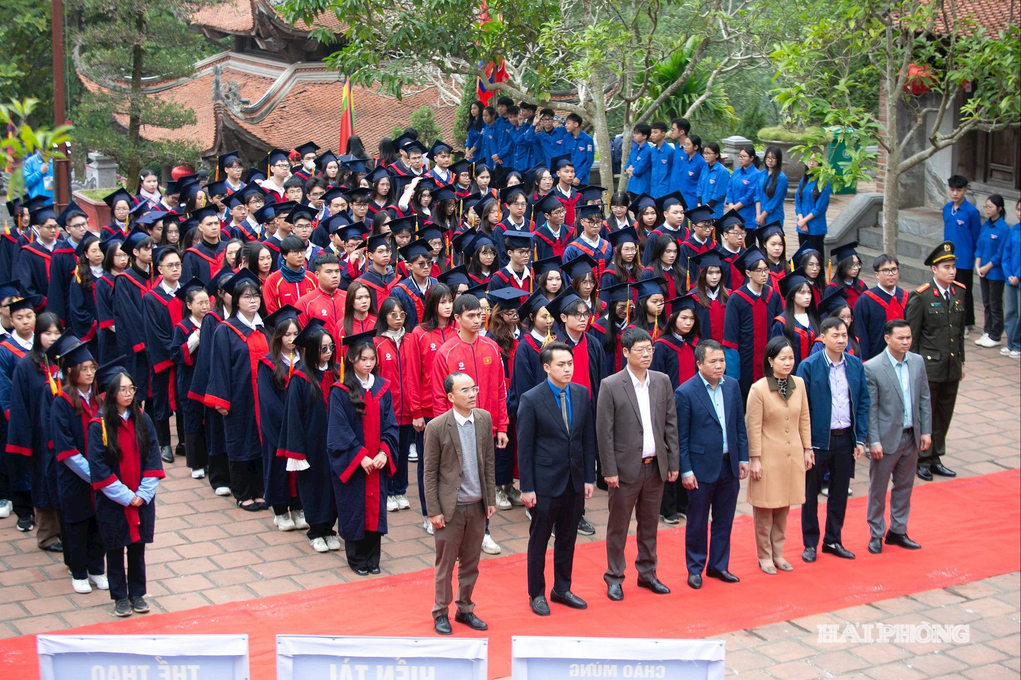 Các học sinh, vận động viên tiêu biểu, xuất sắc của thành phố Hải Phòng dâng hương, báo công tại đền thờ Chu Văn An (phường Chu Văn An).