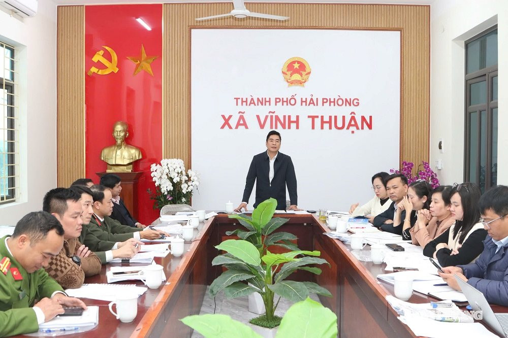 Lãnh đạo UBND xã Vĩnh Thuận chủ trì cuộc họp nghe các ngành báo cáo phương án cưỡng chễ đối với 3 hộ dân thôn 8, Đan Điền