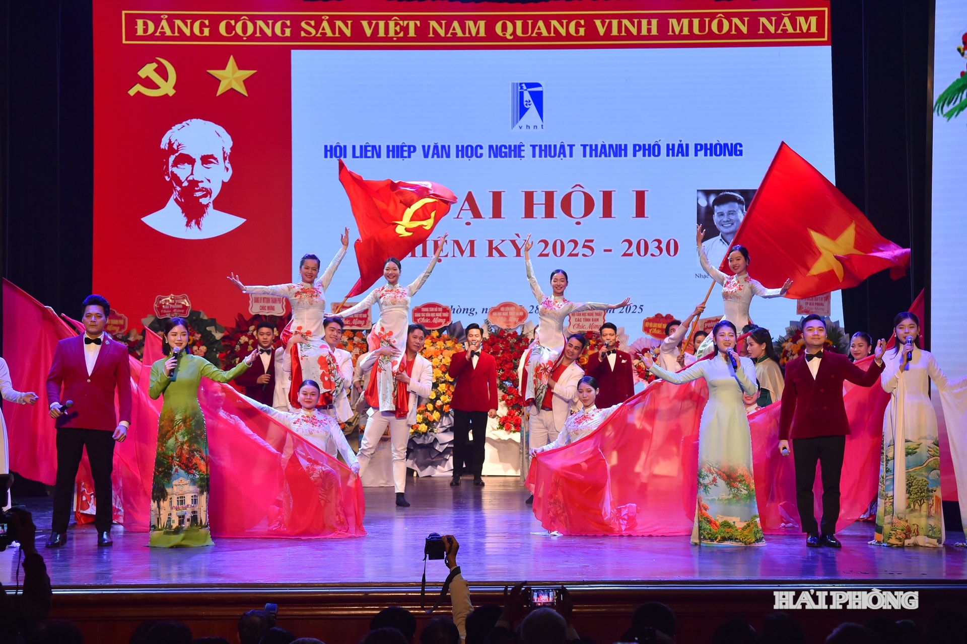 Văn nghệ chào mừng đại hội.