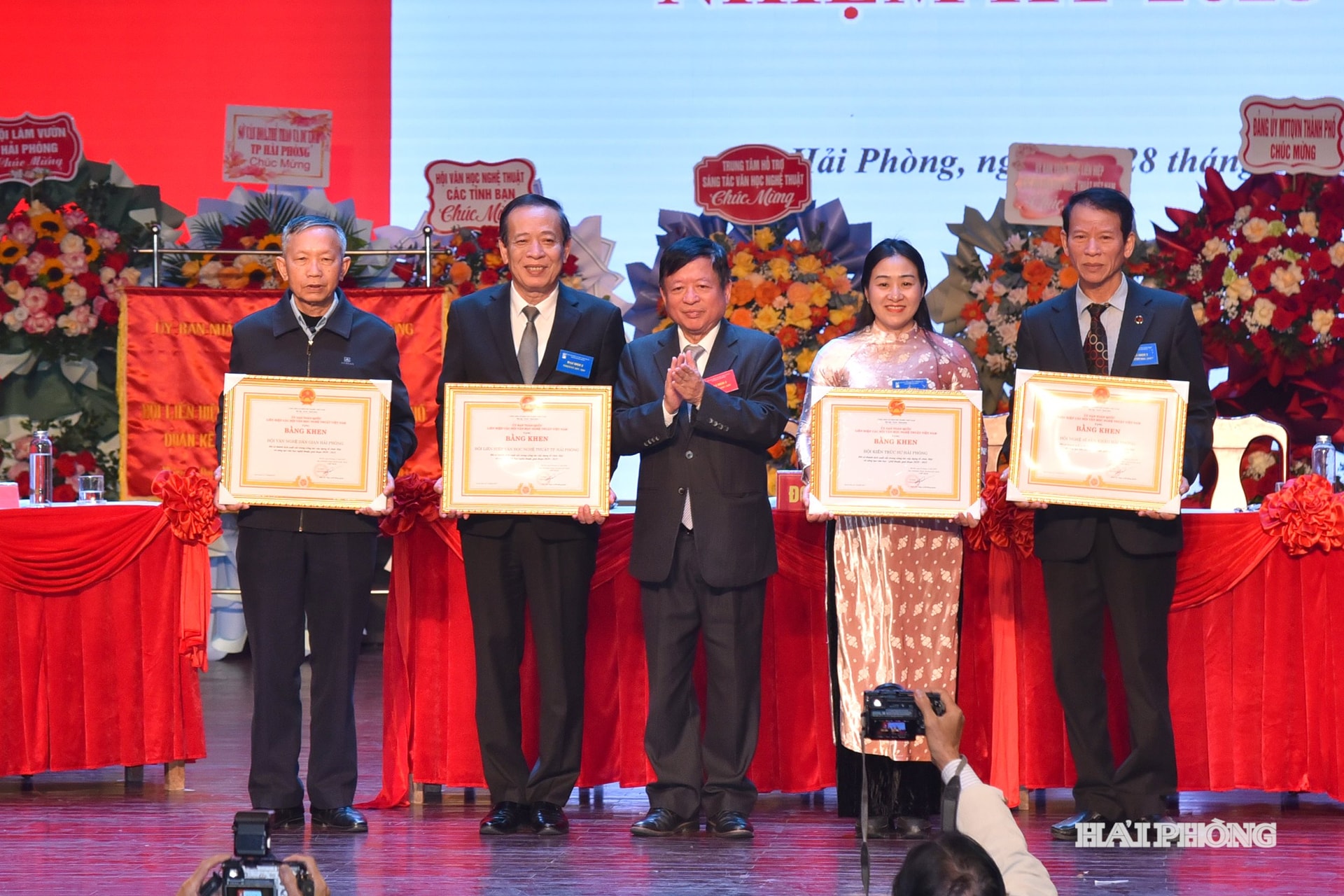 Đồng chí Đỗ Hồng Quân, Phó chủ tịch Trung ương MTTQ Việt Nam trao bằng khen tặng các tập thể và cá nhân có thành tích xuất sắc.