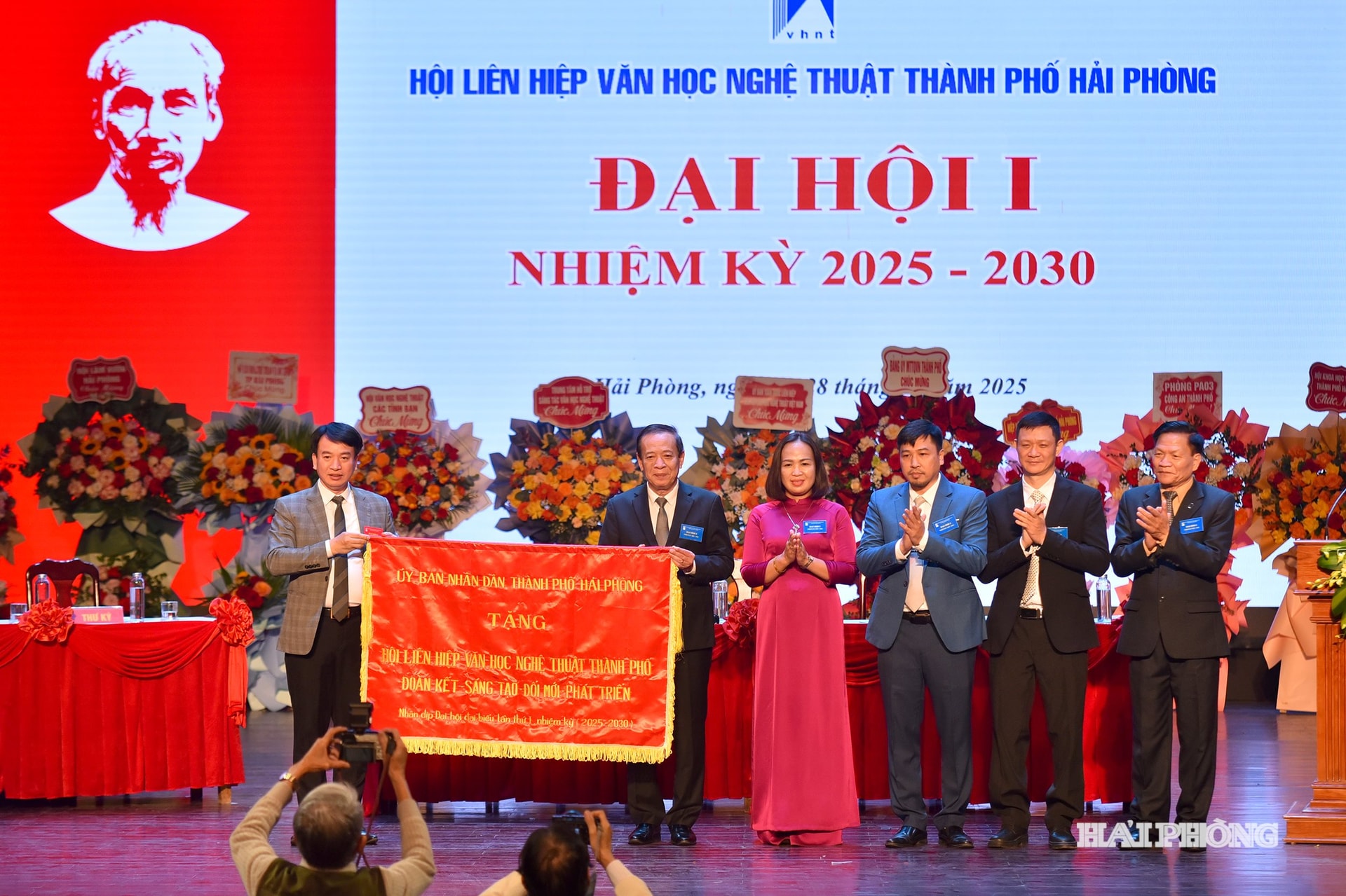 Đồng chí Nguyễn Đức Tuấn, Ủy viên Ban Thường vụ Thành ủy, Phó chủ tịch Thường trực Ủy ban MTTQ Việt Nam thành phố trao bức trướng tặng Hội Liên hiệp Văn học Nghệ thuật thành phố Hải Phòng.