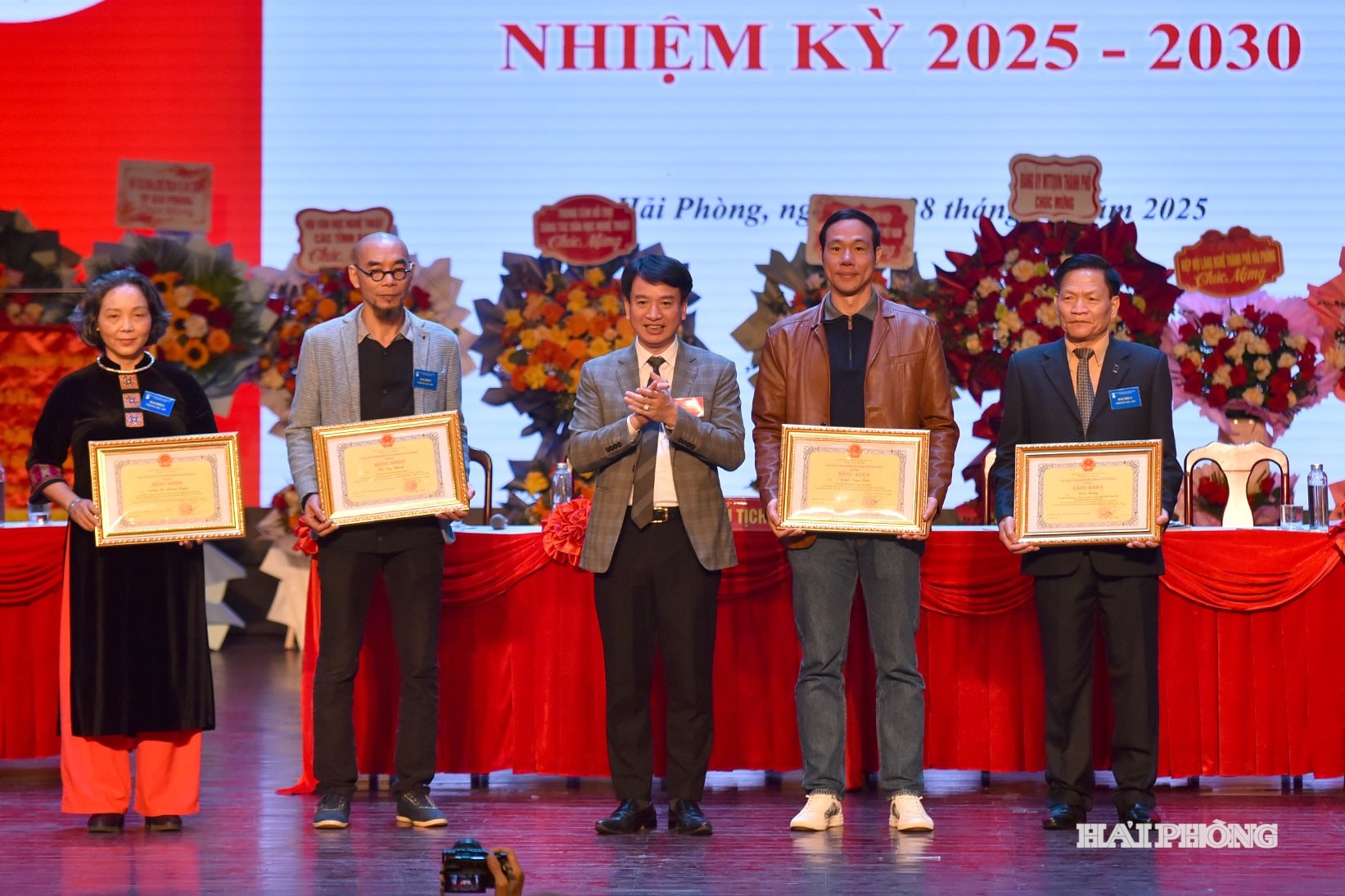 Đồng chí Nguyễn Đức Tuấn, Ủy viên Ban Thường vụ Thành ủy, Phó chủ tịch Thường trực Ủy ban MTTQ Việt Nam thành phố trao bằng khen tặng các tập thể và cá nhân có thành tích xuất sắc.
