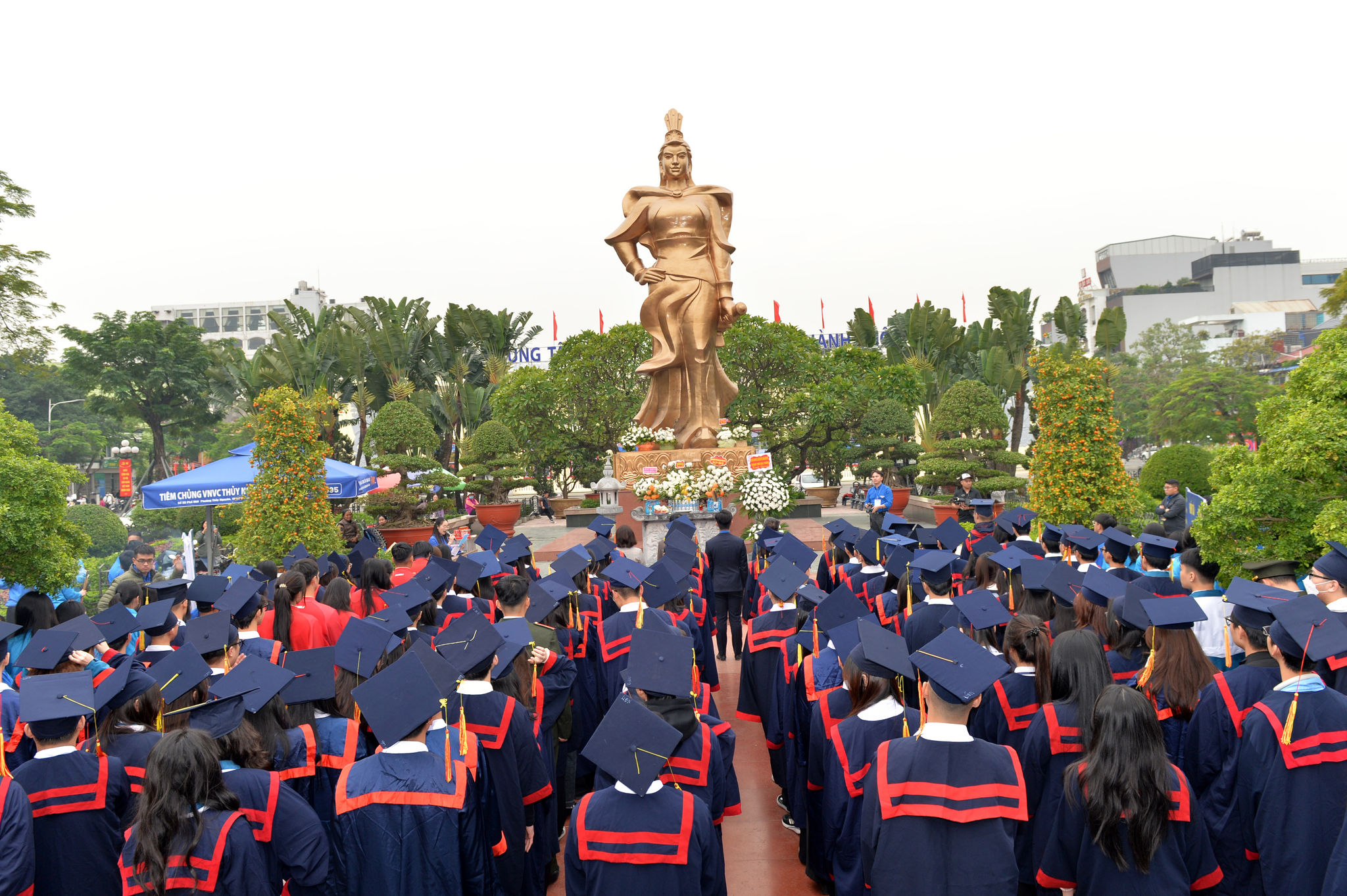 Đoàn đại biểu học sinh, sinh viên, vận động viên, huấn luyện viên tiêu biểu thành phố dâng hương, báo công tại tượng Đài nữ tướng Lê Chân.