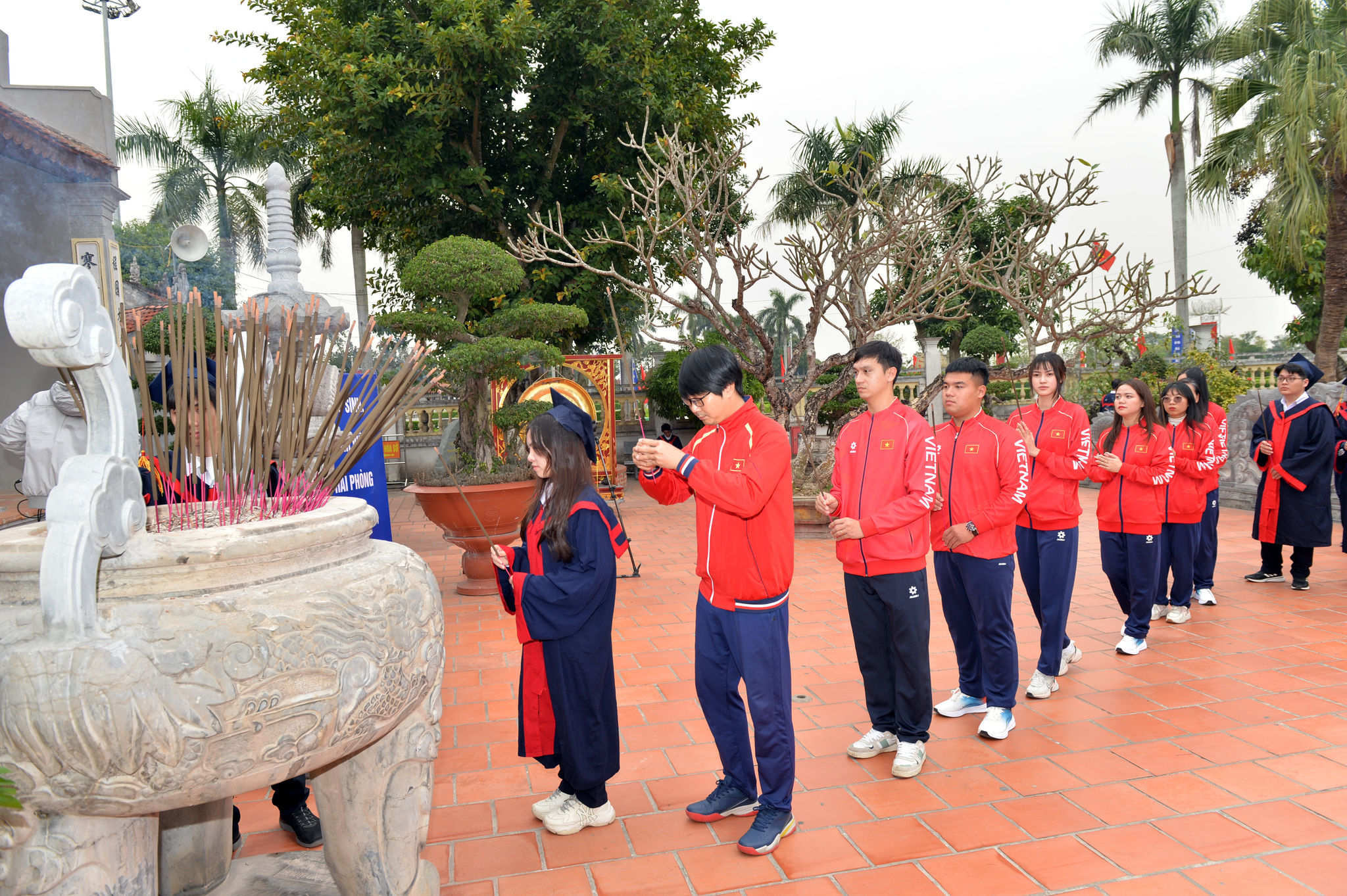 Đoàn đại biểu học sinh, sinh viên, vận động viên, huấn luyện viên tiêu biểu thành phố dâng hương, báo công tại Di tích Quốc gia đặc biệt Đền thờ Nguyễn Bỉnh Khiêm.