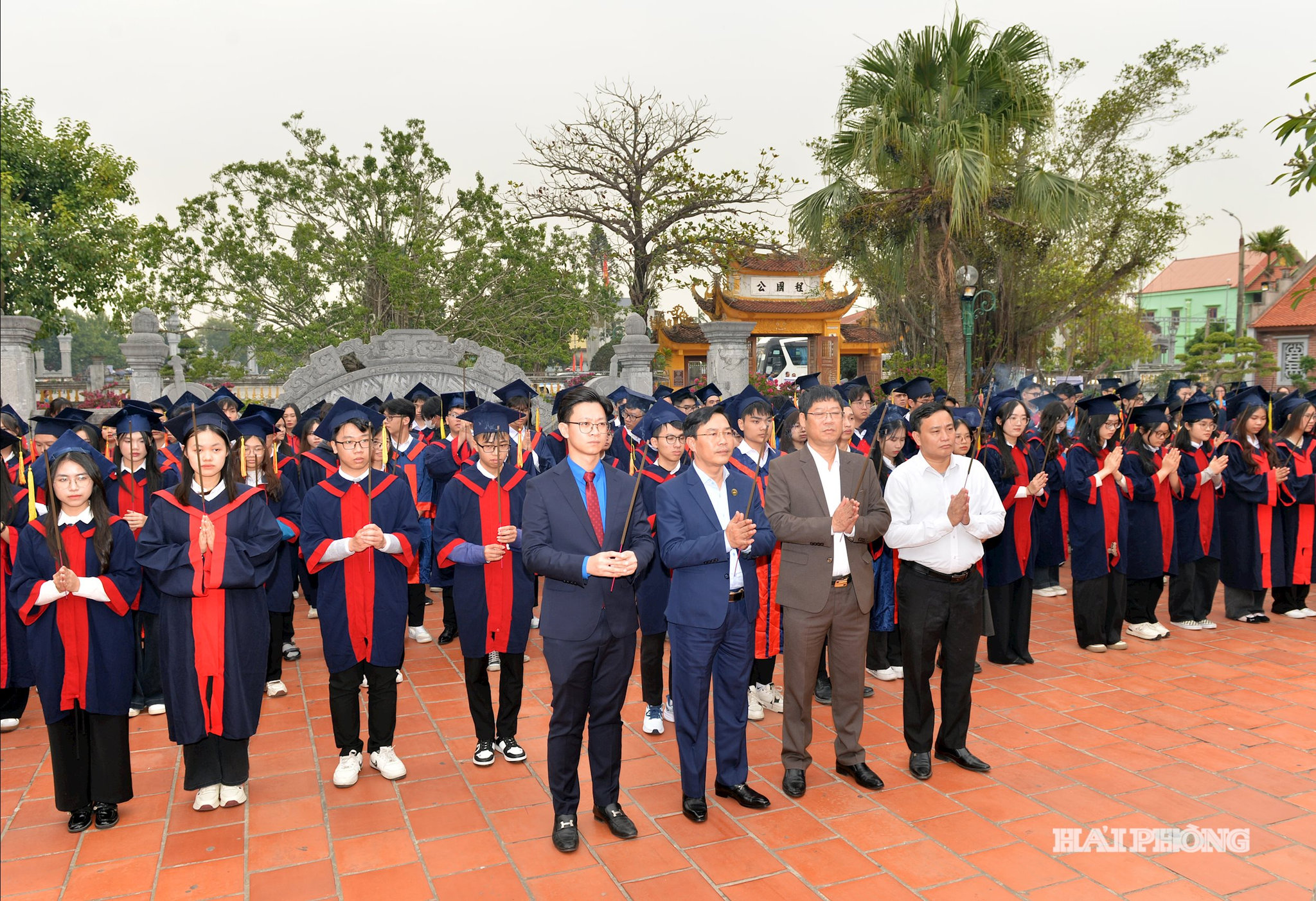 Đoàn đại biểu học sinh, sinh viên, vận động viên, huấn luyện viên tiêu biểu thành phố dâng hương, báo công tại Di tích Quốc gia đặc biệt Đền thờ Nguyễn Bỉnh Khiêm.