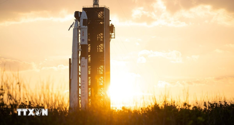Tên lửa đẩy Falcon 9 của SpaceX trên bệ phóng tại Trung tâm vũ trụ Kennedy ở Florida, Mỹ. (Ảnh: )THX/TTXVN