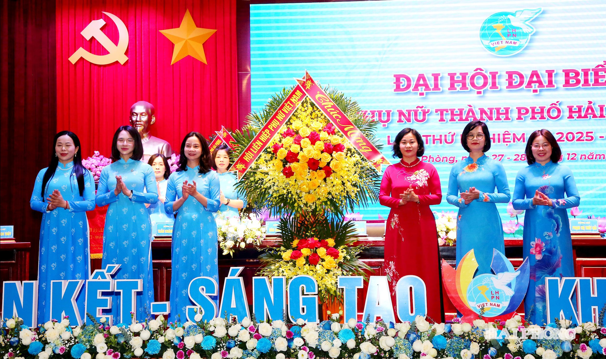 Các đồng chí Nguyễn Thị Tuyến, ủy viên Trung ương Đảng, Phó chủ Trung ương MTTQ Việt Nam, Chủ tịch Hội Liên hiệp Phụ nữ Việt Nam trao hoa và bức Trướng tặng Hội Liên hiệp phụ nữ Hải Phòng.