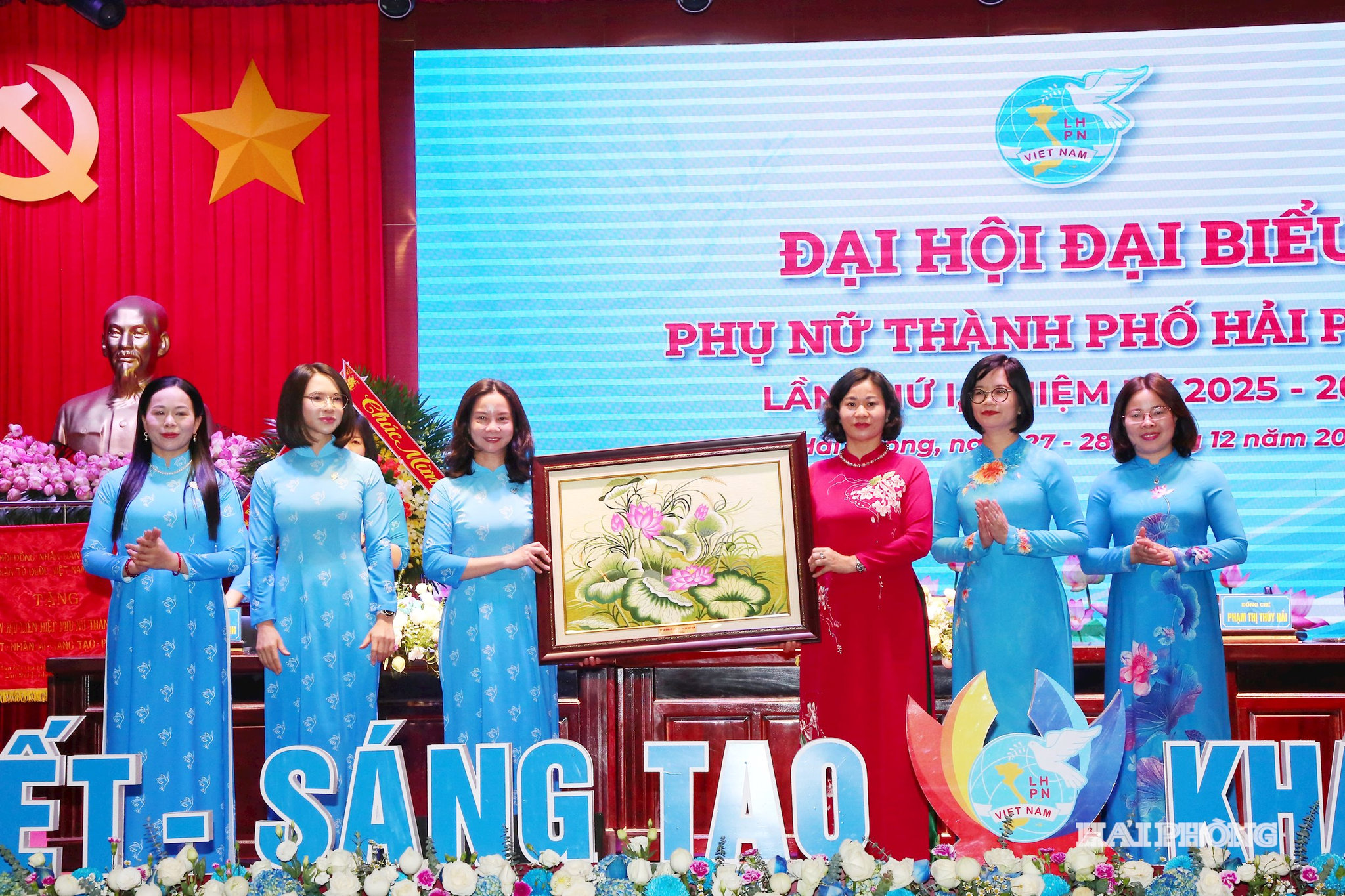 Các đồng chí Nguyễn Thị Tuyến, ủy viên Trung ương Đảng, Phó chủ Trung ương MTTQ Việt Nam, Chủ tịch Hội Liên hiệp Phụ nữ Việt Nam trao hoa và bức Trướng tặng Hội Liên hiệp phụ nữ Hải Phòng.