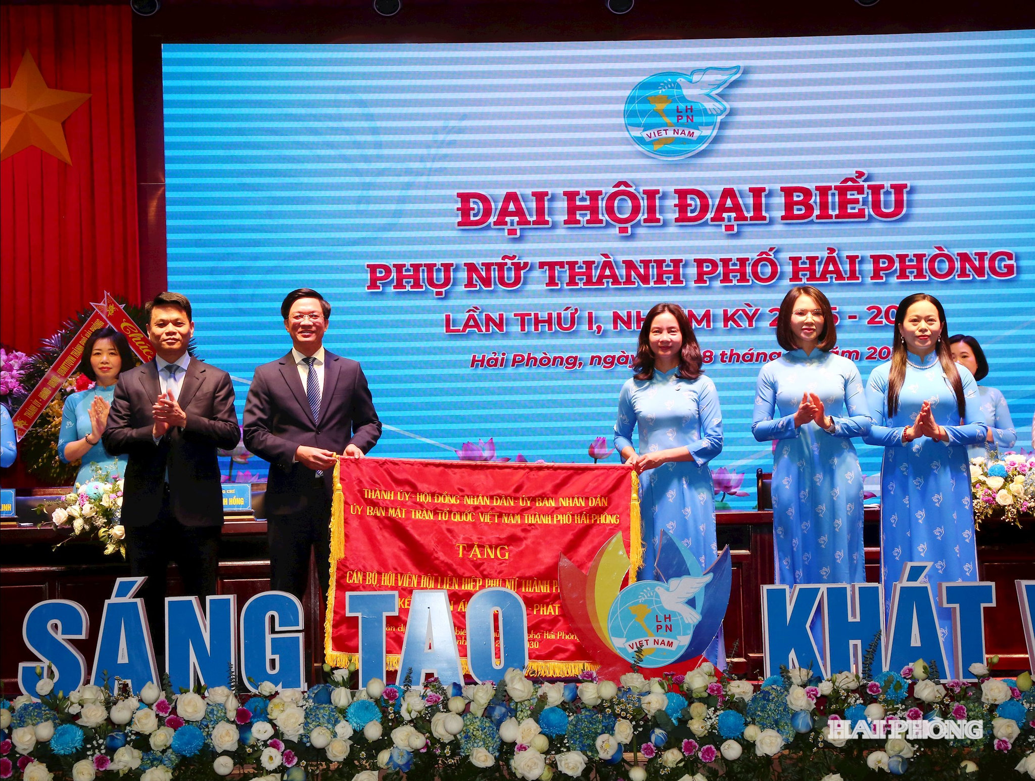 Các đồng chí Lê Ngọc Châu, Phó bí thư Thành ủy, Chủ tịch UBND thành phố; Phạm Văn Lập Chủ tịch HĐND, MTTQ Việt Nam thành phố trao bức trướng tặng Hội Liên hiệp phụ nữ Hải Phòng