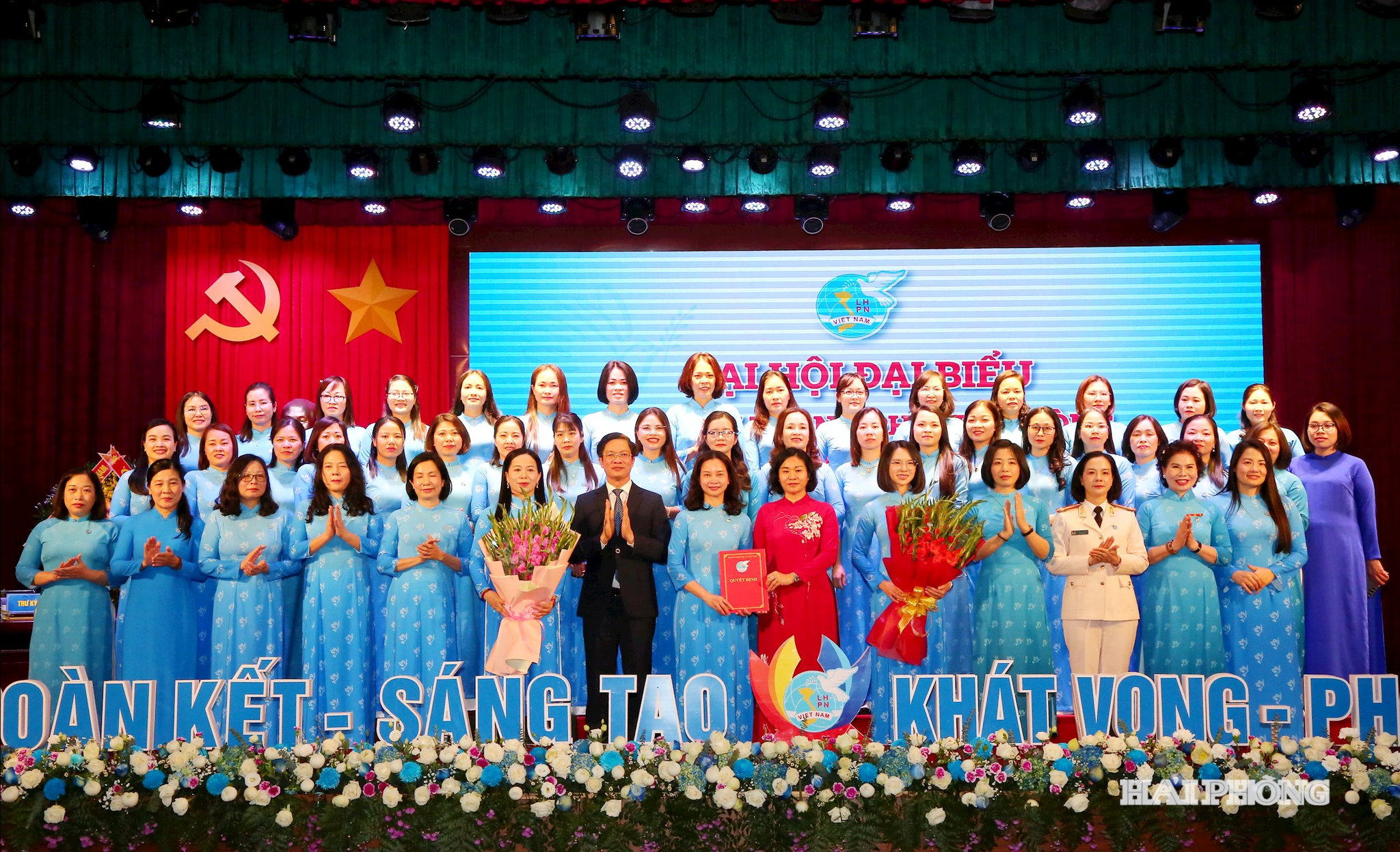Các đồng chí Nguyễn Thị Tuyến, ủy viên Trung ương Đảng, Phó chủ Trung ương MTTQ Việt Nam, Chủ tịch Hội Liên hiệp Phụ nữ Việt Nam; Phạm Văn Lập Chủ tịch HĐND, MTTQ Việt Nam thành phố tặng hoa Ban chấp hành Hội Liên hiệp phụ nữ Hải Phòng nhiệm kỳ 2025-2030.