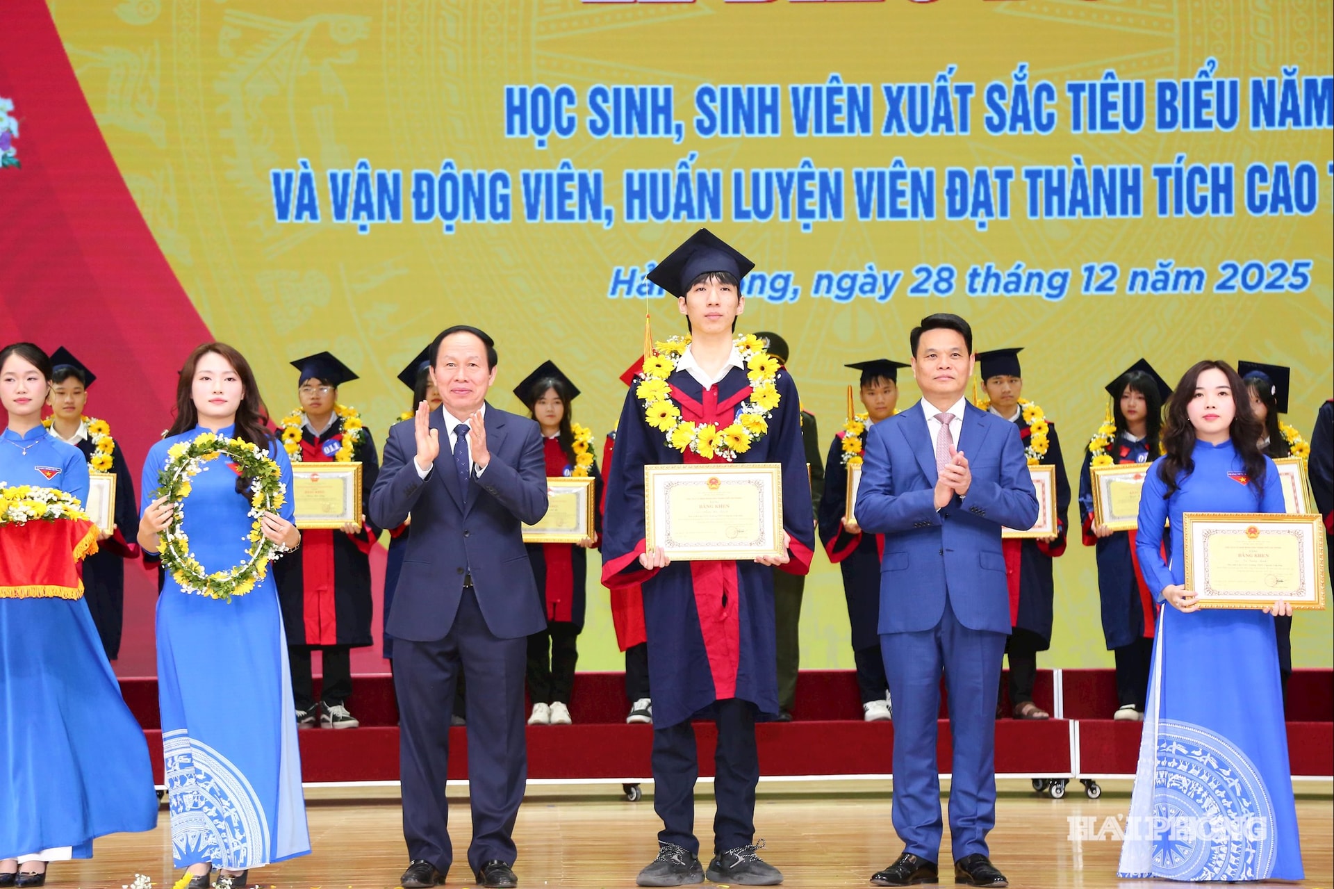 C&aacute;c đồng ch&iacute; L&ecirc; Tiến Ch&acirc;u Ủy vi&ecirc;n Trung ương Đảng, b&iacute; thư Th&agrave;nh ủy, Trưởng đo&agrave;n Đại biểu Quốc hội Hải Ph&ograve;ng; L&ecirc; Ngọc Ch&acirc;u, Ph&oacute; b&iacute; thư Th&agrave;nh ủy, Chủ tịch UBND th&agrave;nh phố khen thưởng học sinh đoạt giải Quốc tế, Quốc gia năm học 2024-2025. Ảnh Đỗ Hiền