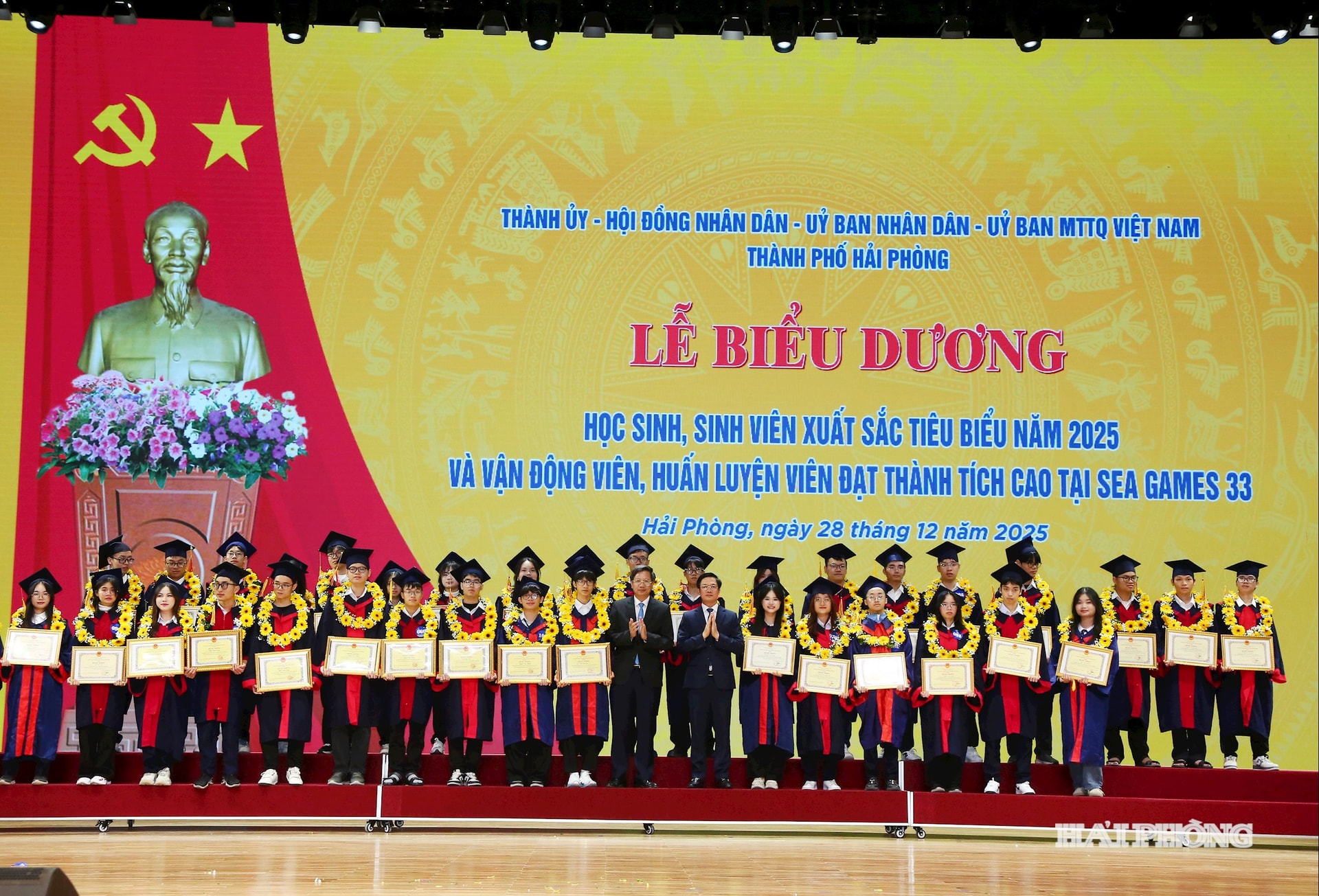 C&aacute;c đồng ch&iacute; Phạm Văn Lập, Chủ tịch HĐND v&agrave; L&ecirc; Anh Qu&acirc;n, ph&oacute; Chủ tịch thường trực UBND th&agrave;nh phố trao Bằng khen v&agrave; v&ograve;ng nguyệt quế tặng c&aacute;c học sinh đoạt giải Ba Quốc gia năm học 2024-2025