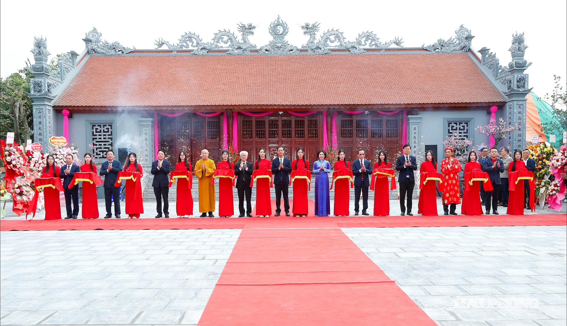 Các đồng chí: Đỗ Mạnh Hiến, Phó bí thư Thường trực Thành uỷ; Nguyễn Đình Chuyến, uỷ viên ban Thường vụ Thành uỷ, Trưởng ban Nội Chính Thành uỷ cùng các đại biểu thực hiện nghi thức cắt băng khánh thành Đình, Đền, Miếu Đồng Dụ.