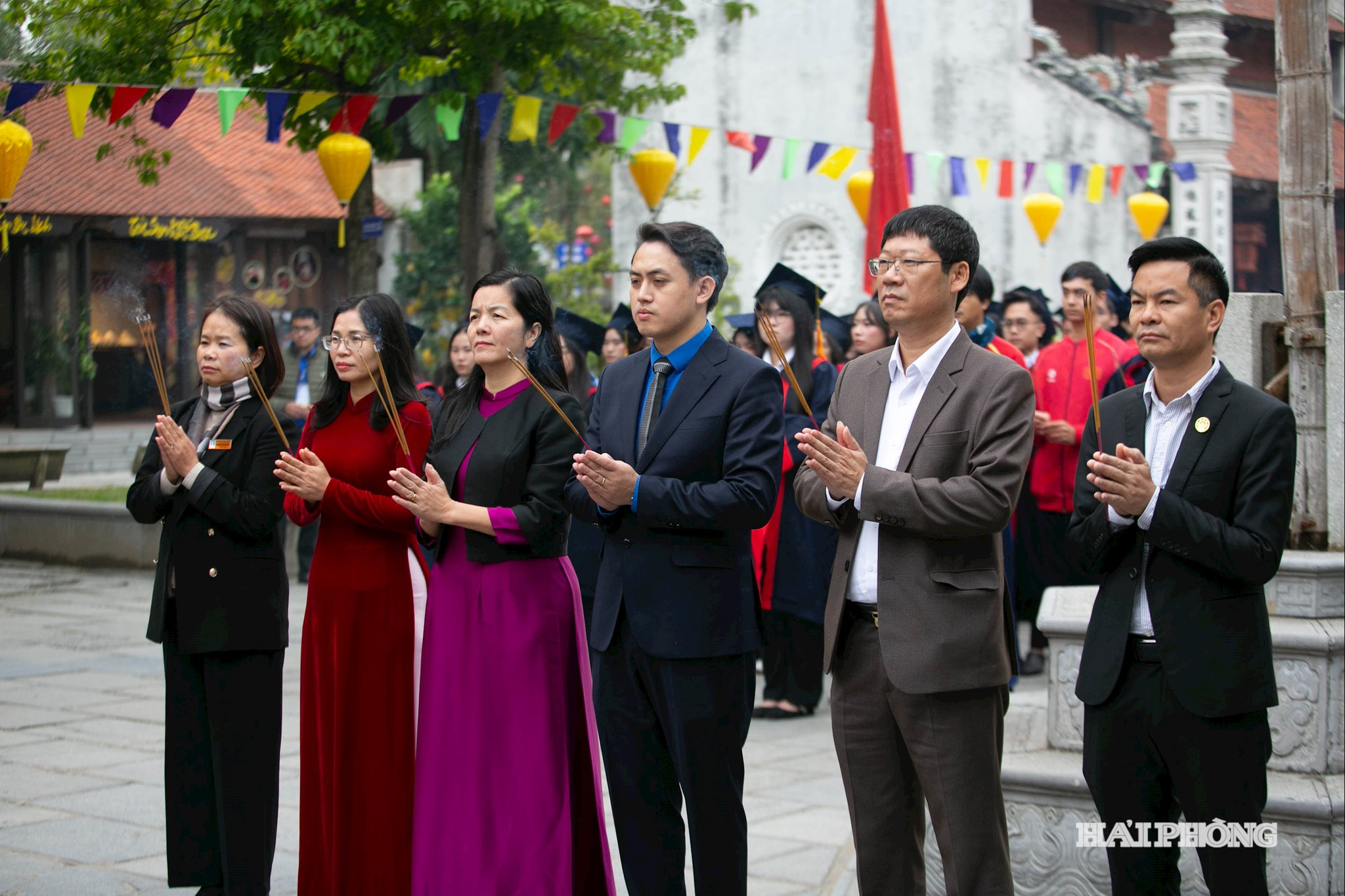 Đoàn dâng hương tại di tích đền Kiếp Bạc (phường Trần Hưng Đạo).