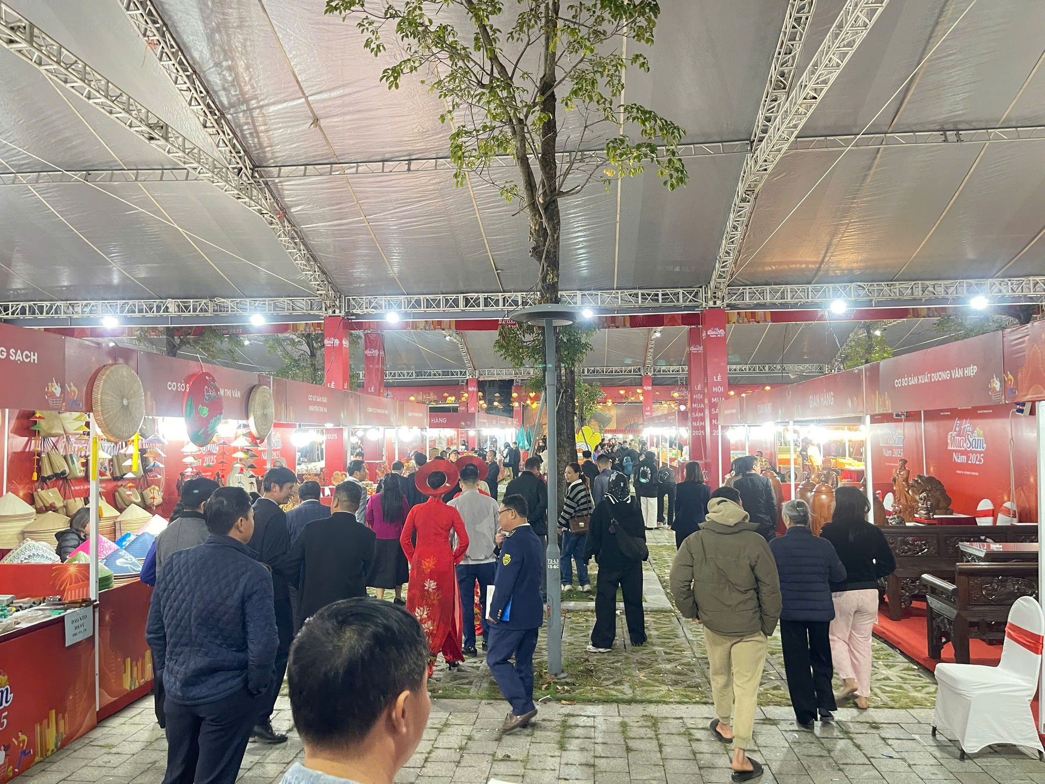 Hàng ngàn du khách tham quan, trải nghiệm Hàng ngàn du khách tham quan, trải nghiệm