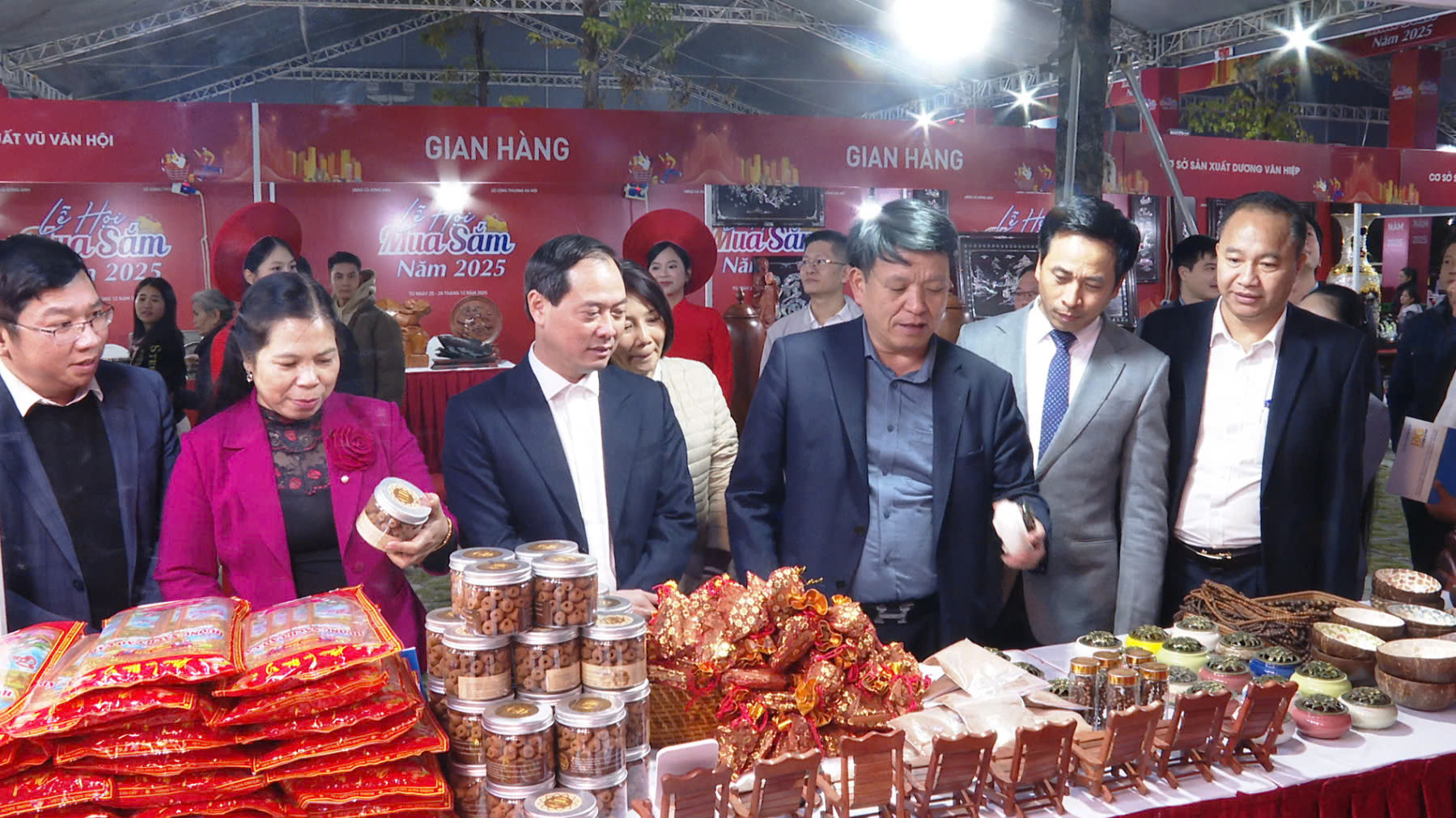 Hàng ngàn du khách tham quan, trải nghiệm Hàng ngàn du khách tham quan, trải nghiệm