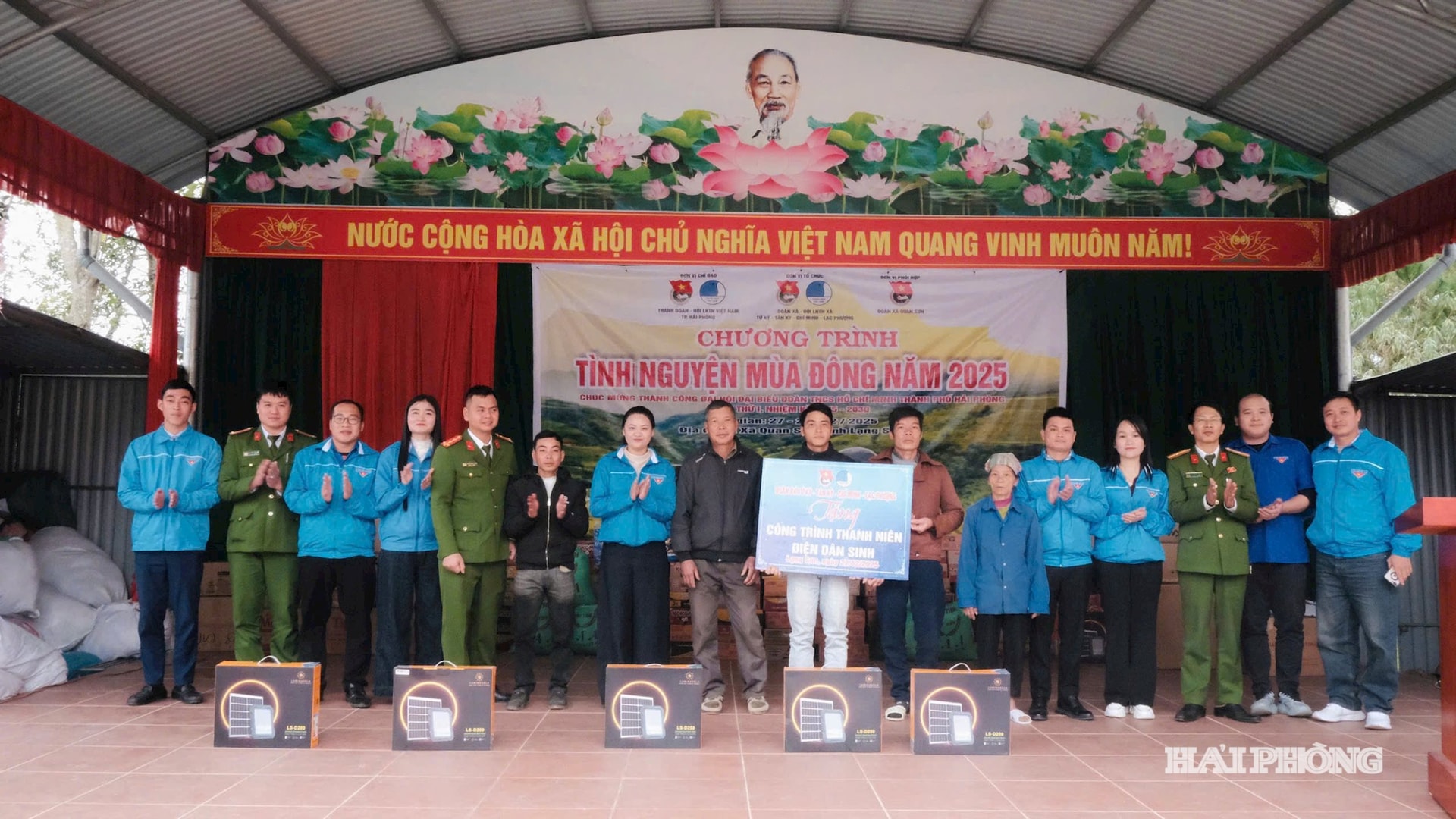 Đoàn tình nguyện trao công trình thanh niên 