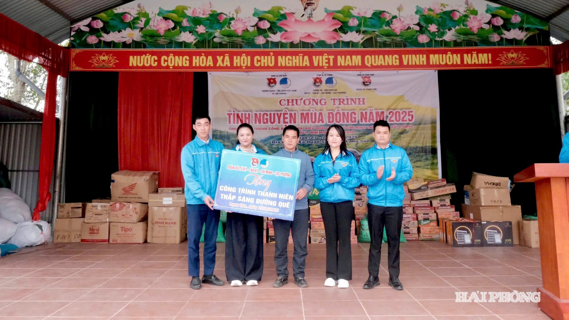 Đoàn tình nguyện trao công trình thanh niên 