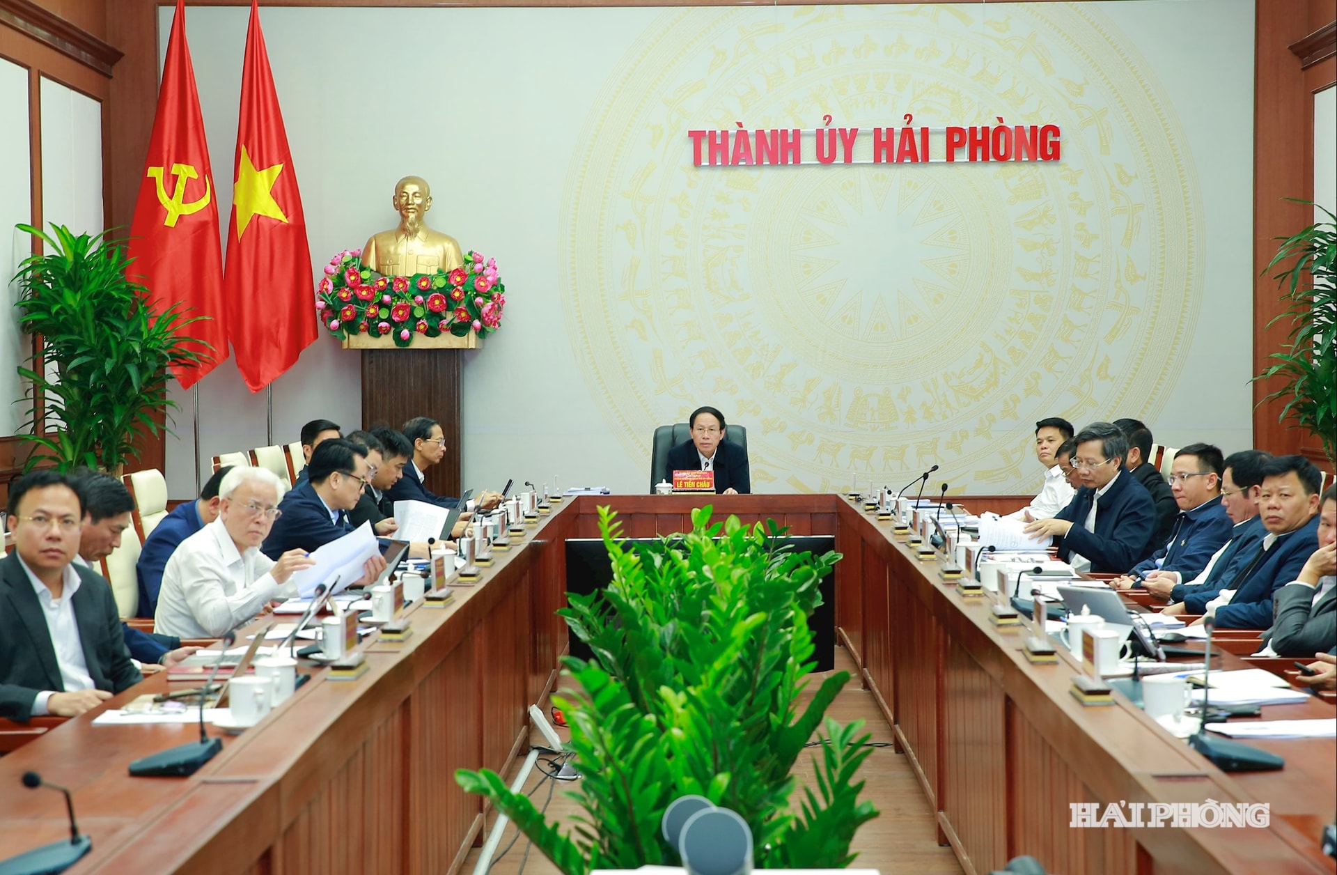 Đồng chí Lê Tiến Châu, Uỷ viên Trung ương Đảng, Bí thư Thành uỷ, Trưởng đoàn đại biểu Quốc hội Hải Phòng chủ trì cuộc họp.