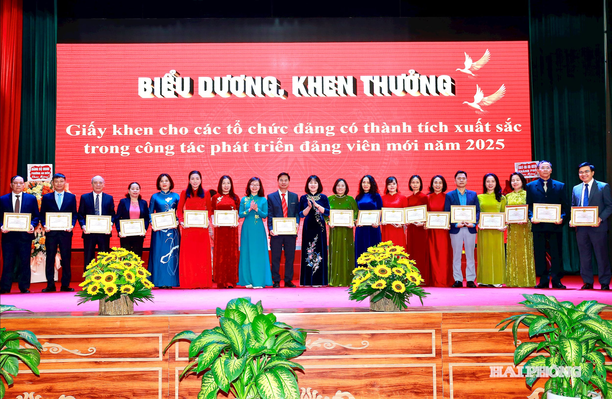 Đồng chí Vũ Thị Tố Nga, Phó bí thư Thường trực Đảng uỷ phuòng; Nguyễn Thị Tịnh, Phó bí thư Đảng uỷ, Chủ tịch UBND phường An Biên trao giấy khen tặng các tổ chức đảng hoàn thành xuất sắc trong công tác phát triển đảng viên năm 2025.