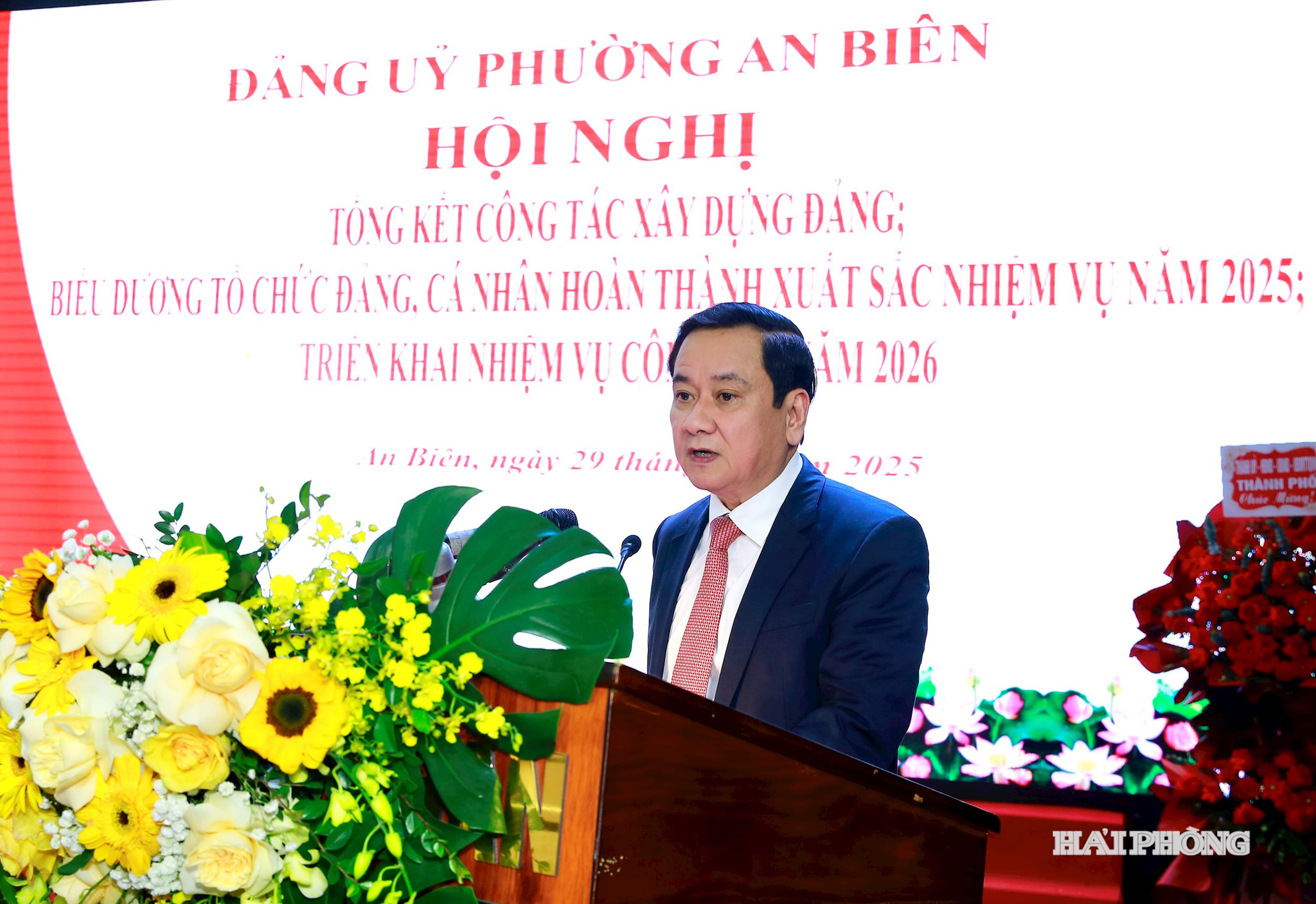 Đồng chí Nguyễn Văn Thành, Bí thư Đảng uỷ, Chủ tịch HĐND phường phát biểu tiếp thu ý kiến chỉ đạo và triển khai nhiệm vụ năm 2026.
