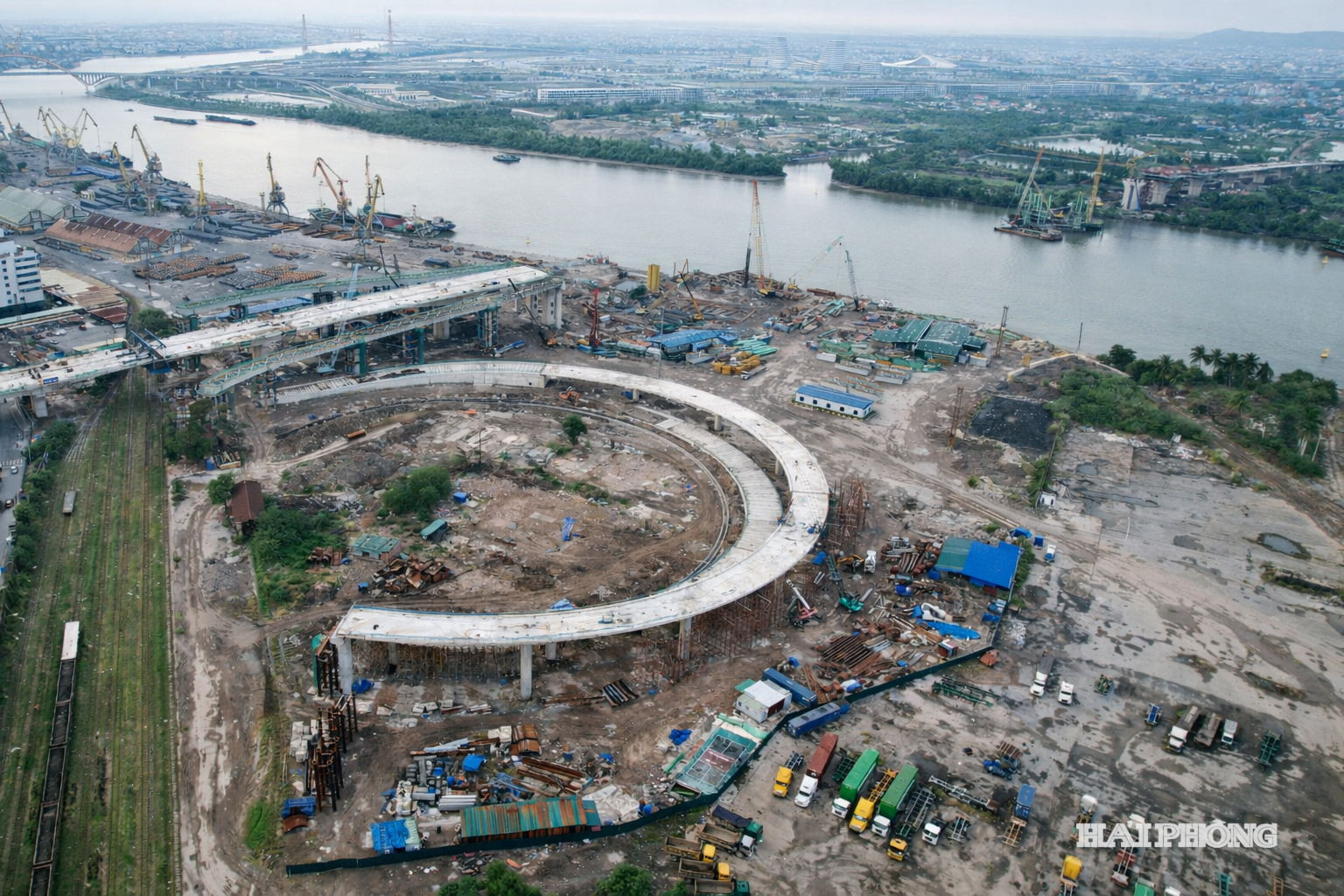 Il ponte Nguyen Trai è un progetto chiave, e la città sta concentrando i suoi sforzi sulla gestione e l'accelerazione dell'erogazione dei fondi pubblici destinati agli investimenti. Foto: NGUYEN DUONG
