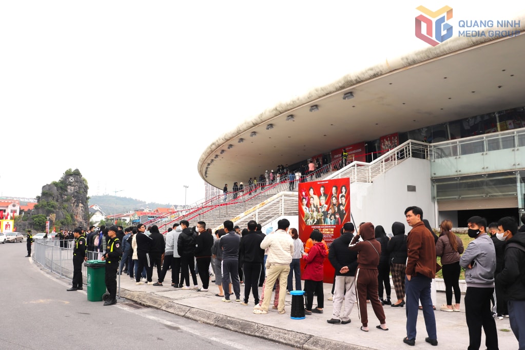 Người dân xếp hàng nhận vé. 