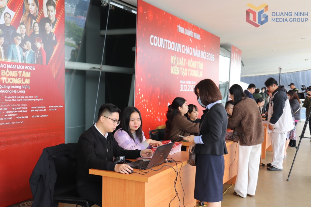 Cán bộ Sở Văn hóa, Thể thao và Du lịch hỗ trợ người dân và du khách đổi vé.