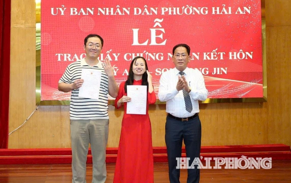 trao-chung-nhan-ket-hon(1).jpg