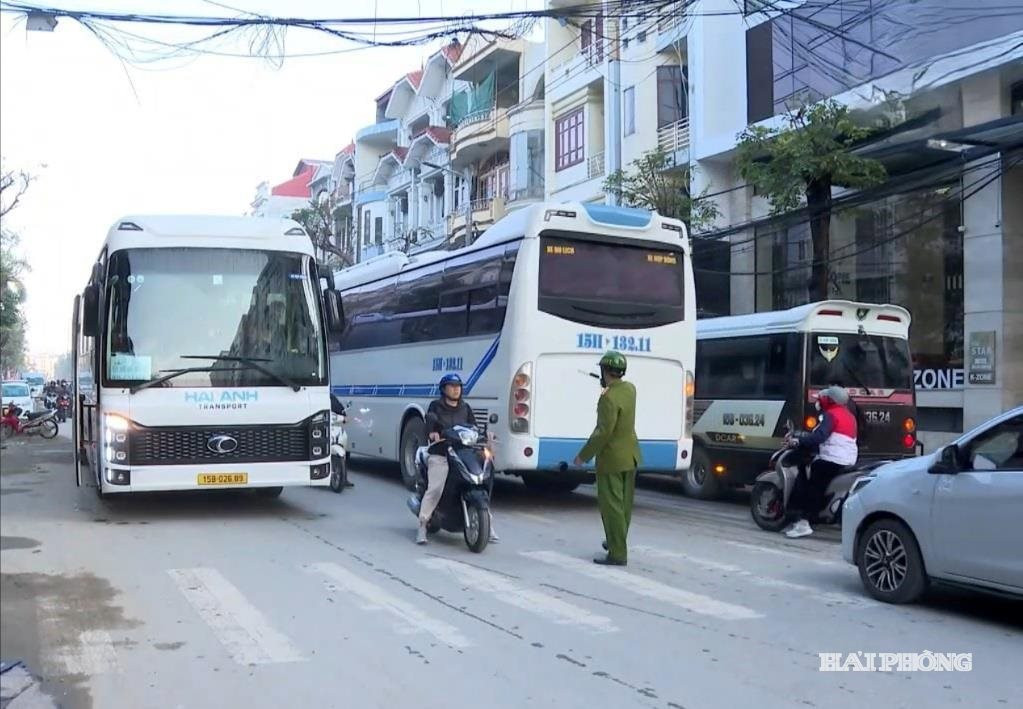 Tuyến phố Văn Cao, phường Gia Viên thường xuyên ùn tắc kéo dài vào đầu giờ sáng và cuối giờ chiều do các xe đưa đón công nhân, dừng đỗ không đúng quy định.