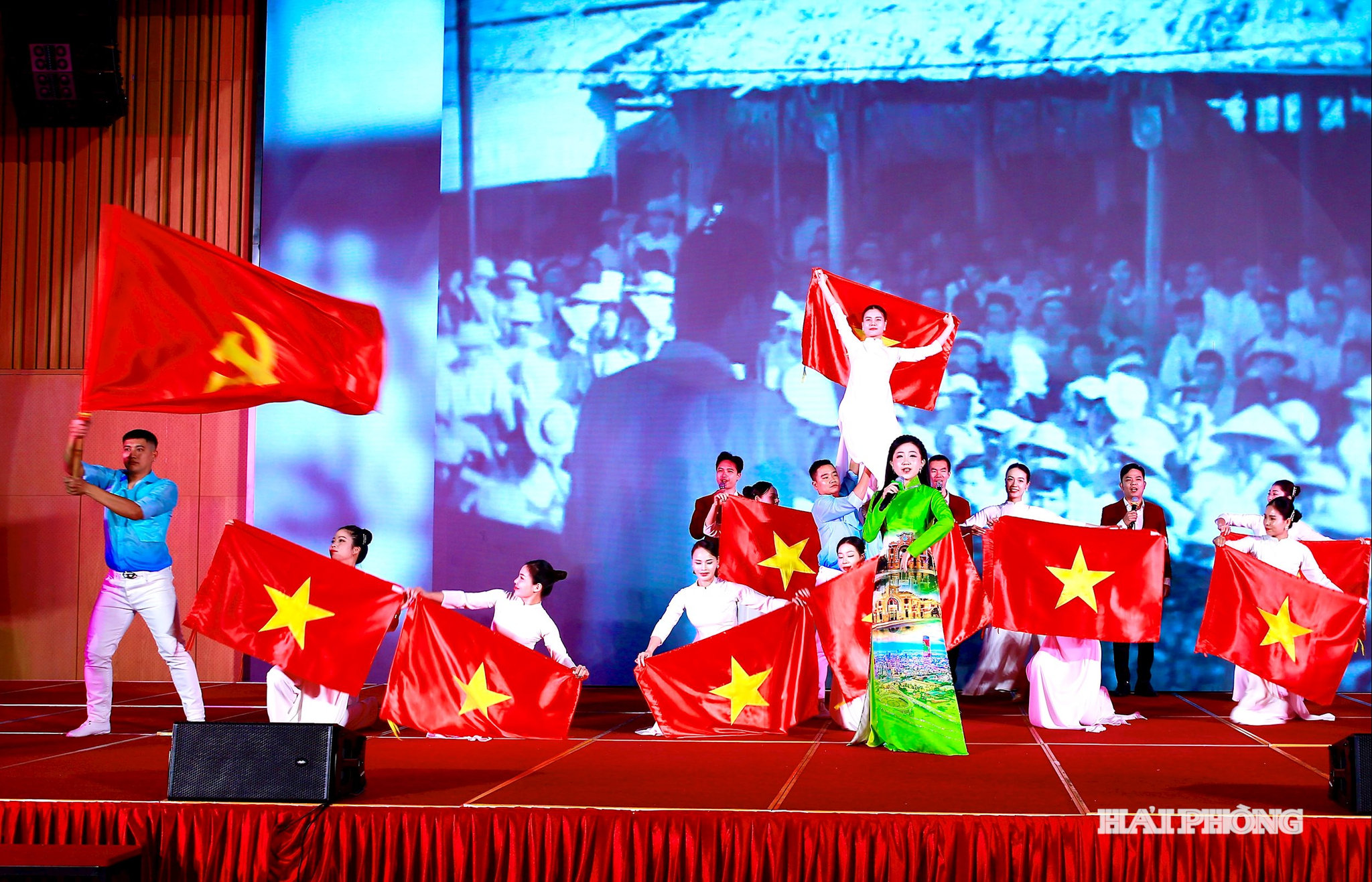 Biểu diễn văn nghệ chào mừng.