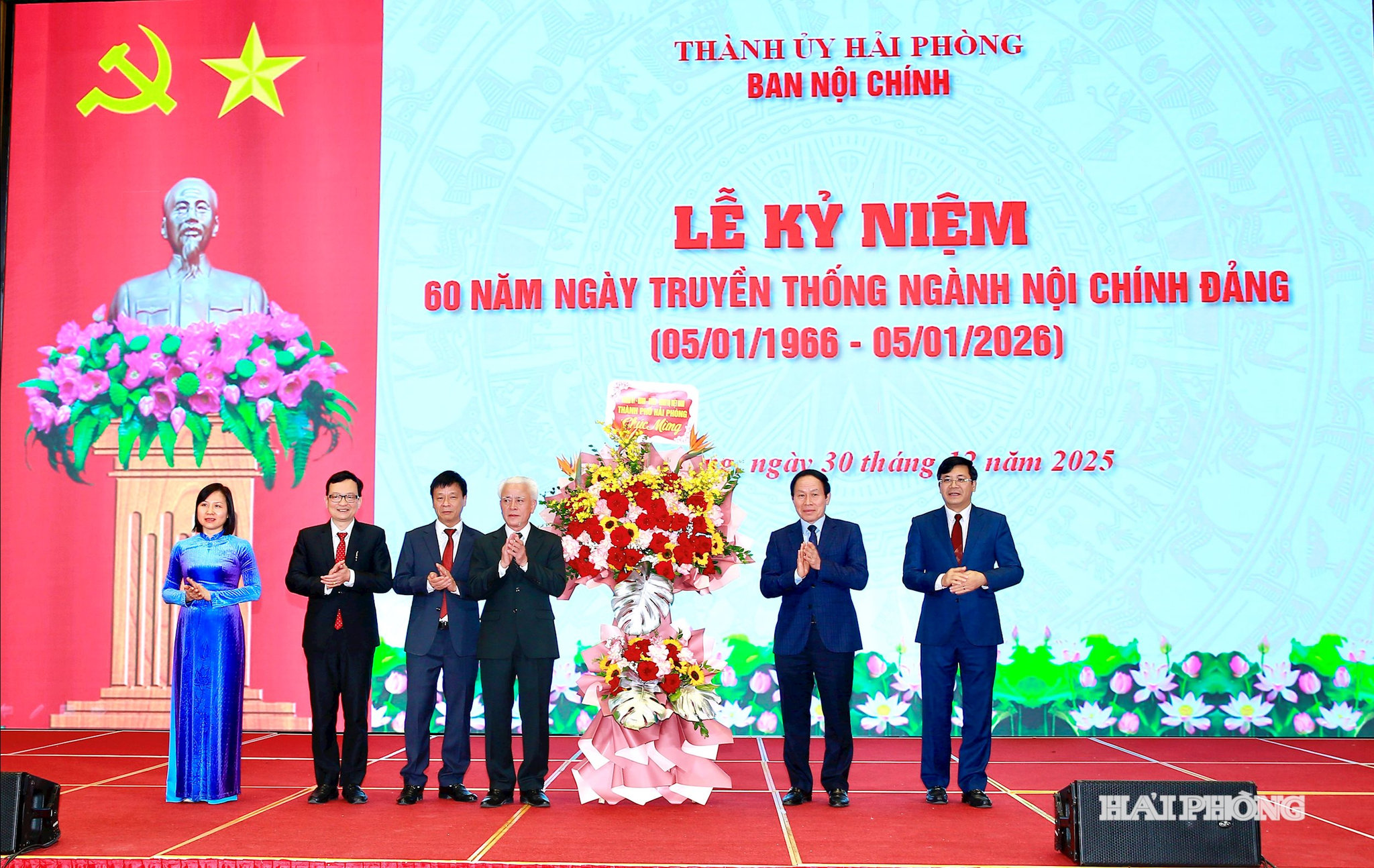 Đồng chí Lê Tiến Châu, Uỷ viên Trung ương Đảng, Bí thư Thành uỷ, Trưởng đoàn đại biểu Quốc hội Hải Phòng tặng hoa chúc mừng.