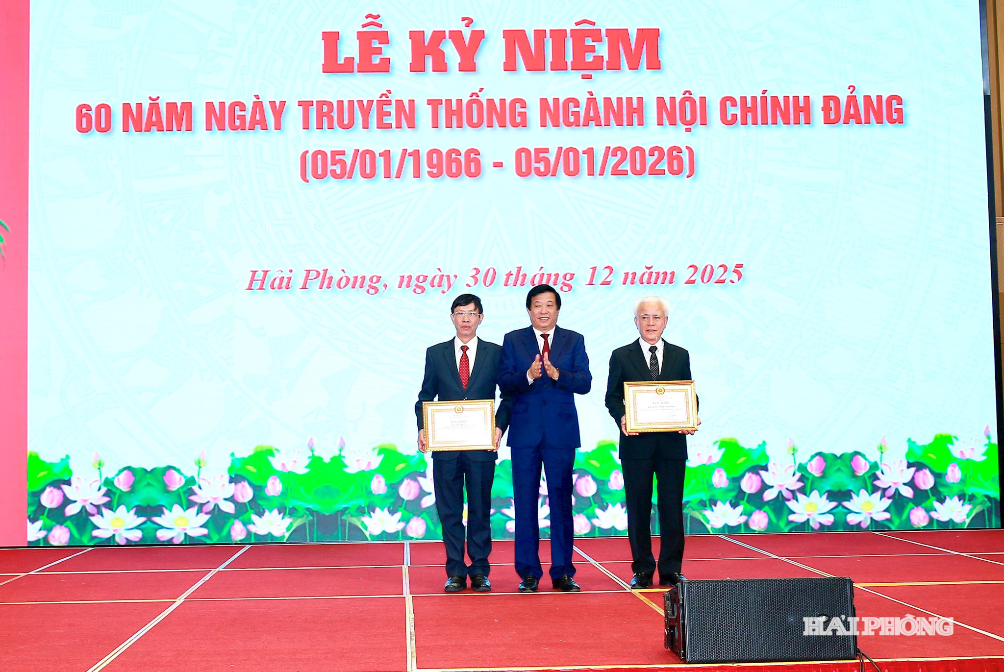Đồng chí Bùi Văn Nghiêm, Uỷ viên Trung ương Đảng, Phó trưởng Ban Nội chính Trung ương trao bằng khen của Ban Nội chính Trung ương tặng tập thể và cá nhân Ban Nội chính Thành uỷ Hải Phòng