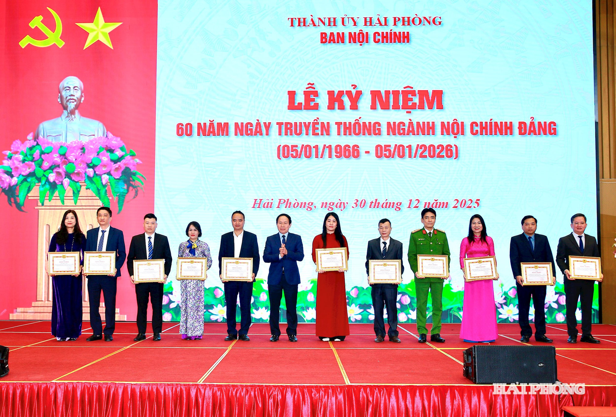 Đồng chí Lê Tiến châu, Uỷ viên Trung ương Đảng, Bí thư Thành uỷ, Truỏng đoàn đại biểu Quốc hội Hải Phòng trao bằng khen của Thành uỷ tặng các tạp thể, cá nhân có nhiều đóng góp xây dựng Ngành nội chính Đảng.