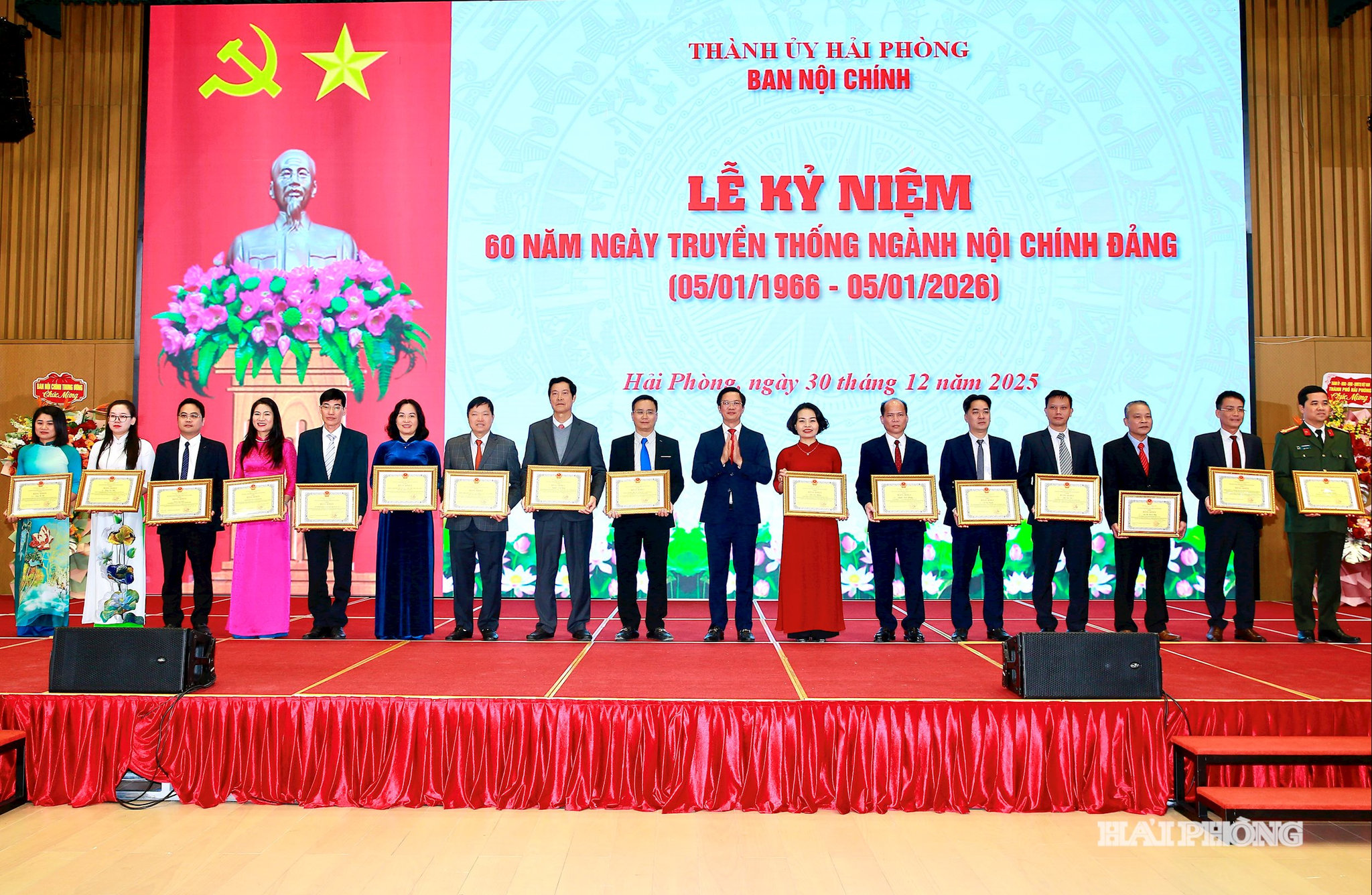 Đồng chí Phạm.Văn Lập, Phó bí thư Thành uỷ, Chủ tịch UBMTTQ Việt Nam thành phố trao bằng khen của UBND thành phố tặng các tập thể, cá nhân tiẻu biểu trong công tác nội chính.