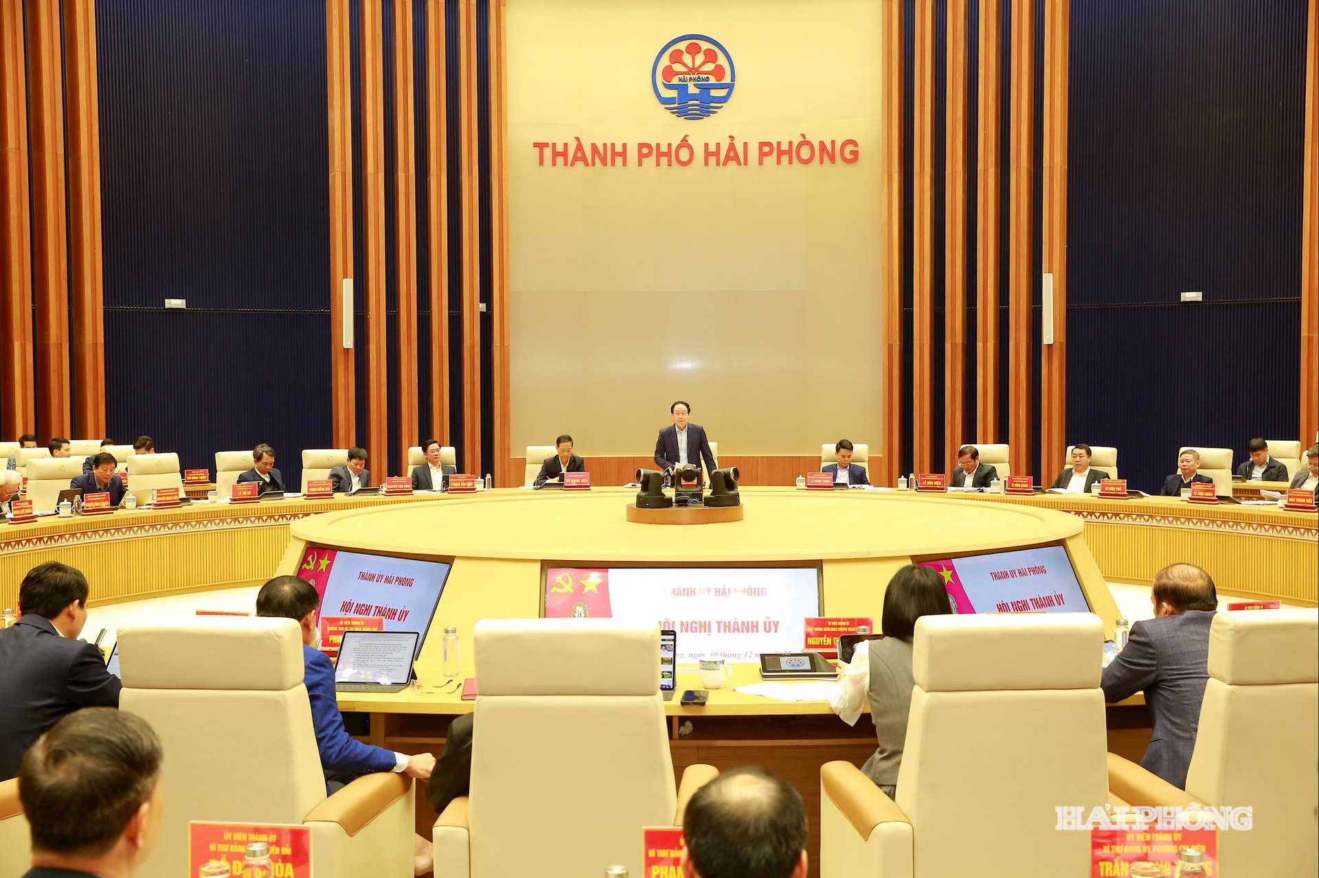 Đồng chí Lê Tiến Châu, Uỷ viên Trung ương Đảng, Bí thư Thành uỷ, Truỏng đoàn đại biểu Quốc hội Hải Phòng chỉ trì hội nghi.
