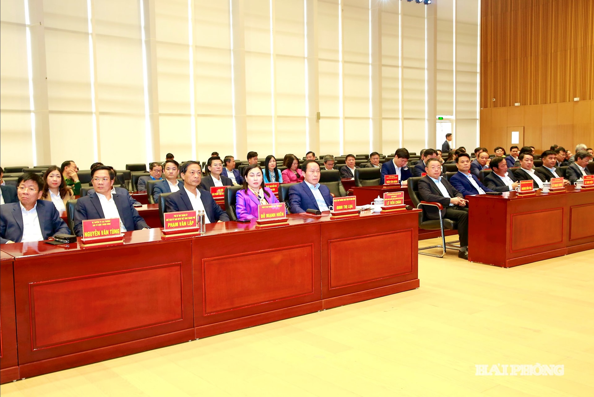 Các đại biểu dự hội nghị..