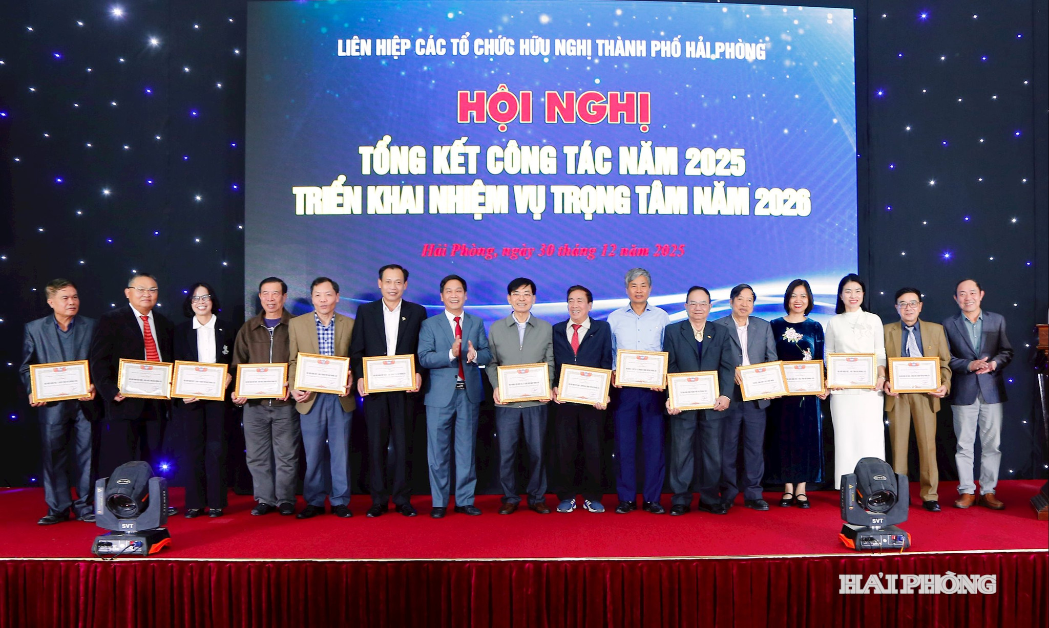 Lãnh đạo Liên hiệp các hội hữu nghị thành phố trao giấy khen tặng các tập thể có thành tích xuất sắc.