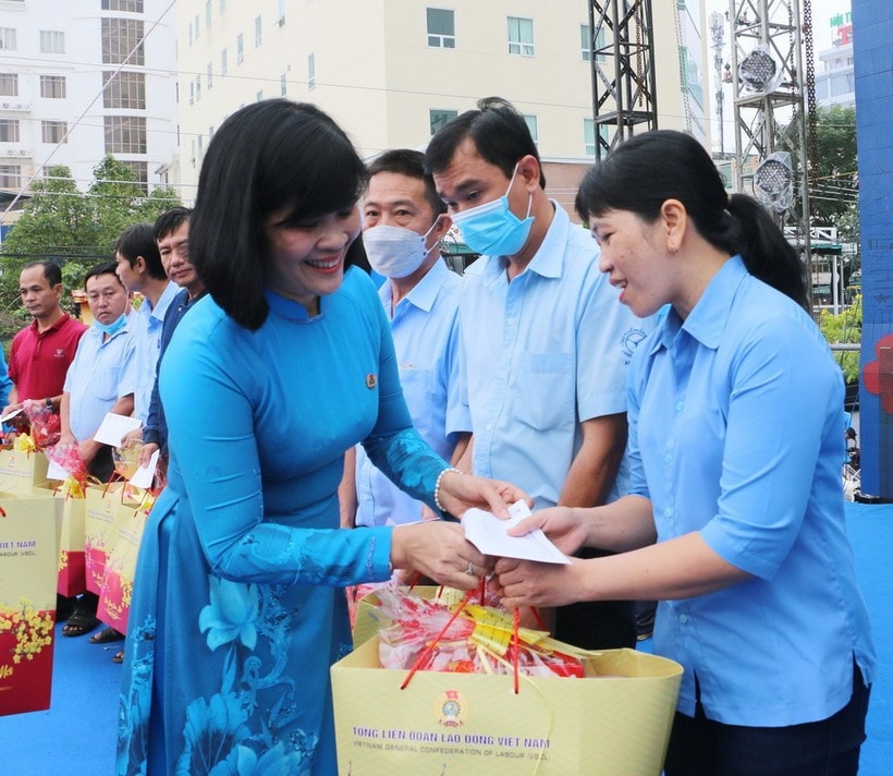 Trao quà Tết cho đoàn viên, người lao động có hoàn cảnh khó khăn dịp Tết Nguyên đán. (Ảnh: Công Mạo/TTXVN)